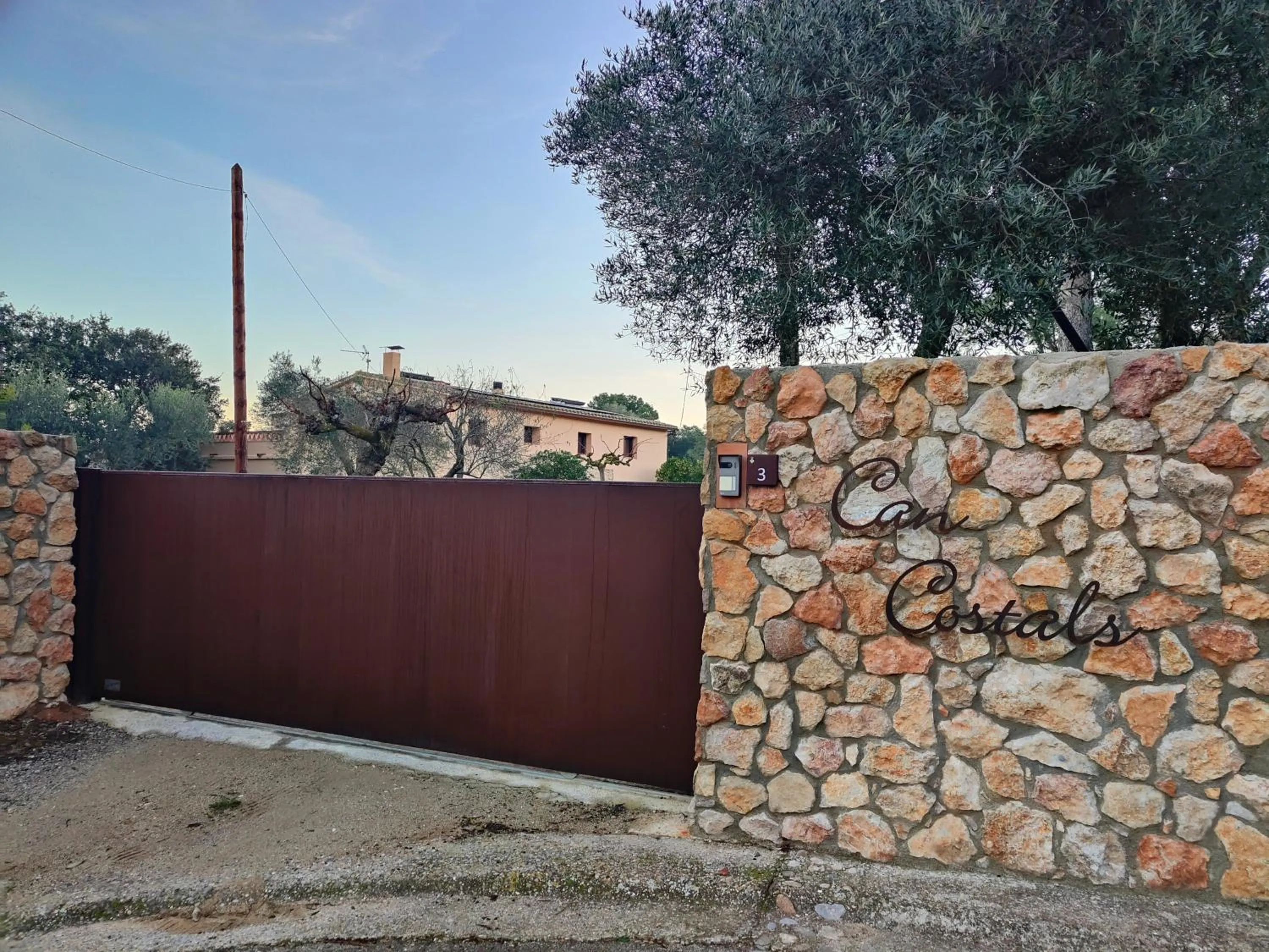 Facade/entrance in Can Costals Cerezo