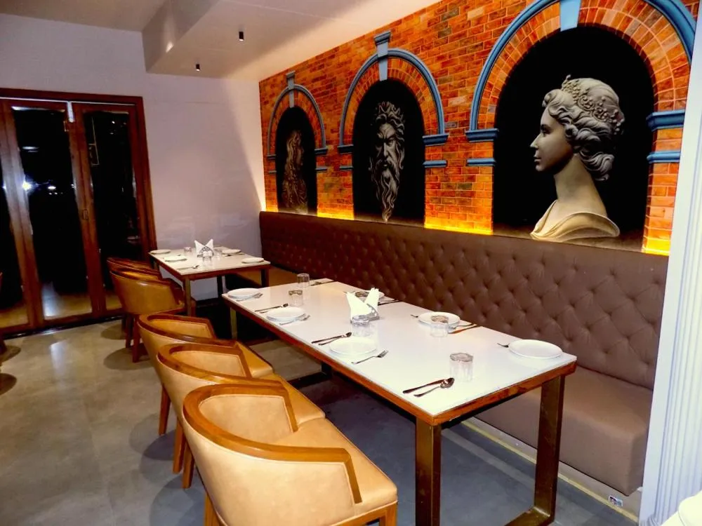 Restaurant/places to eat in Hotel BMD The Grand