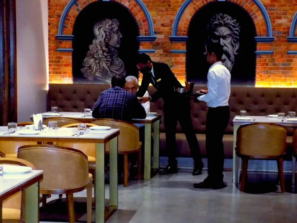 Restaurant/places to eat in Hotel BMD The Grand