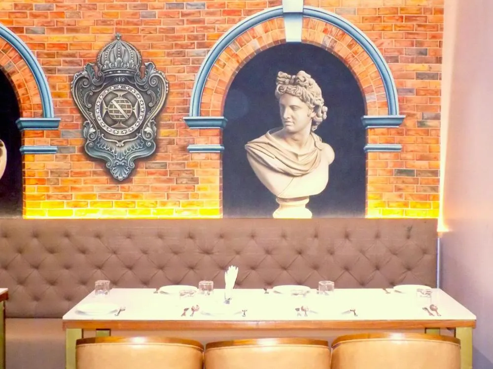 Restaurant/places to eat in Hotel BMD The Grand