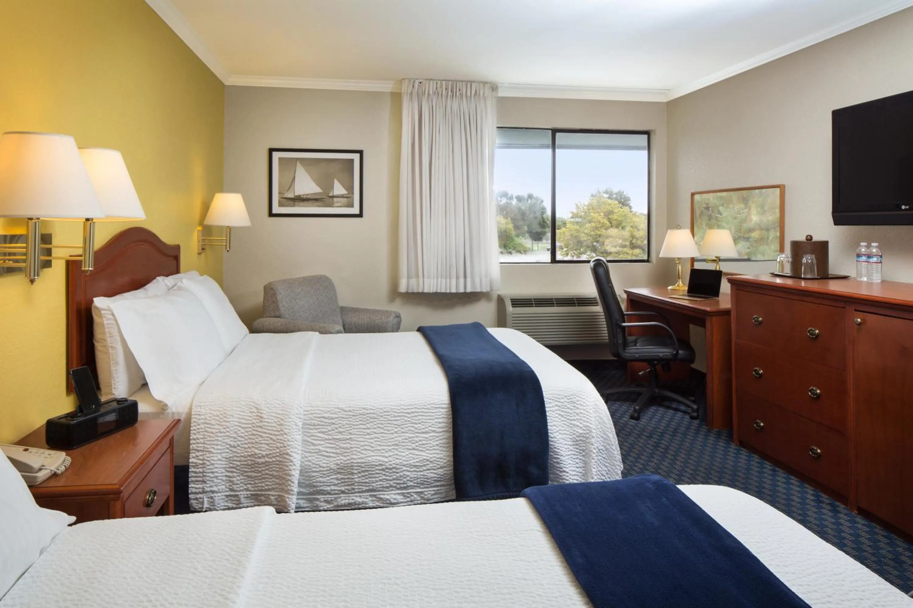 Bed in The Marina Inn on San Francisco Bay