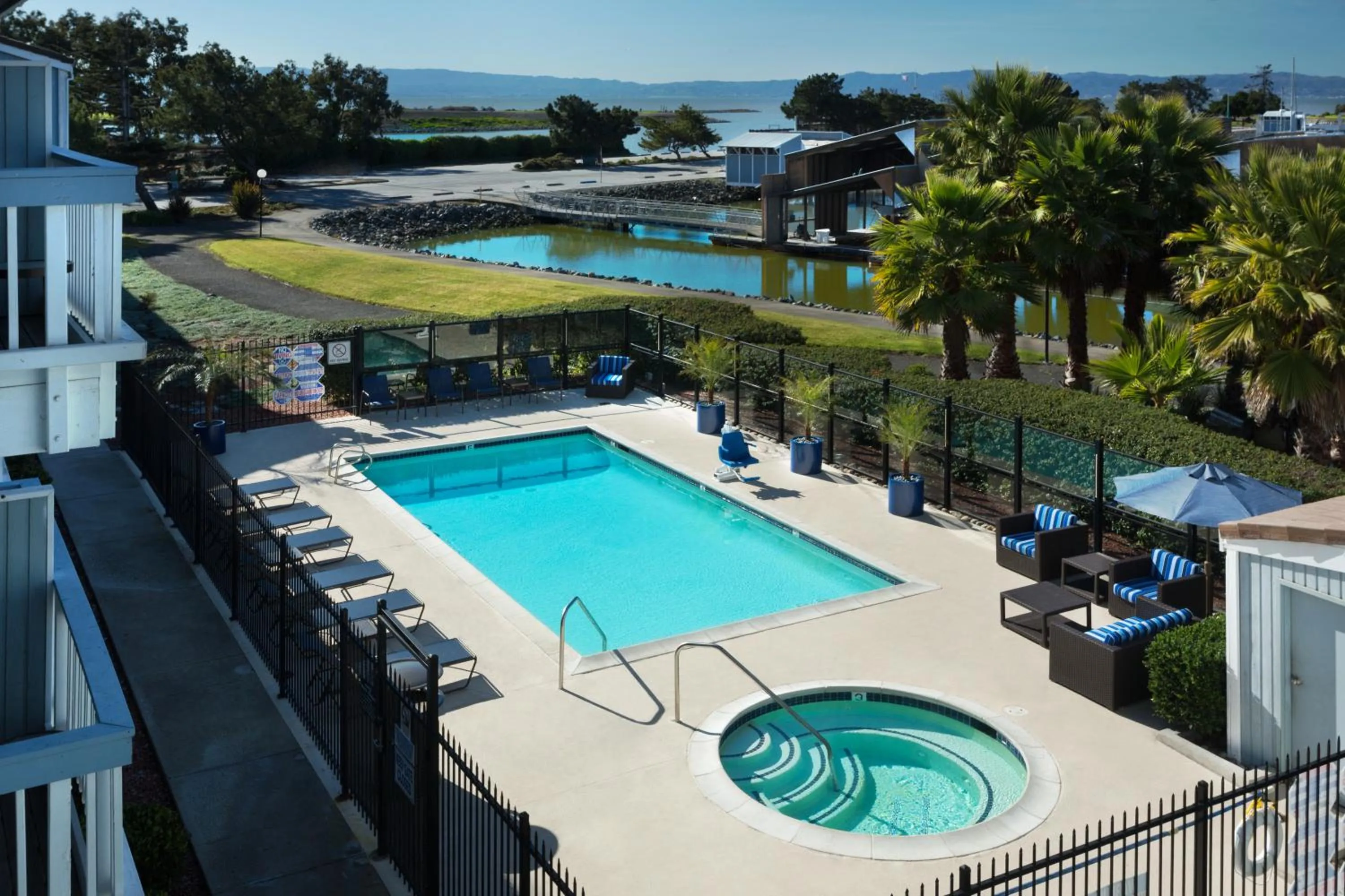 Swimming pool in The Marina Inn on San Francisco Bay