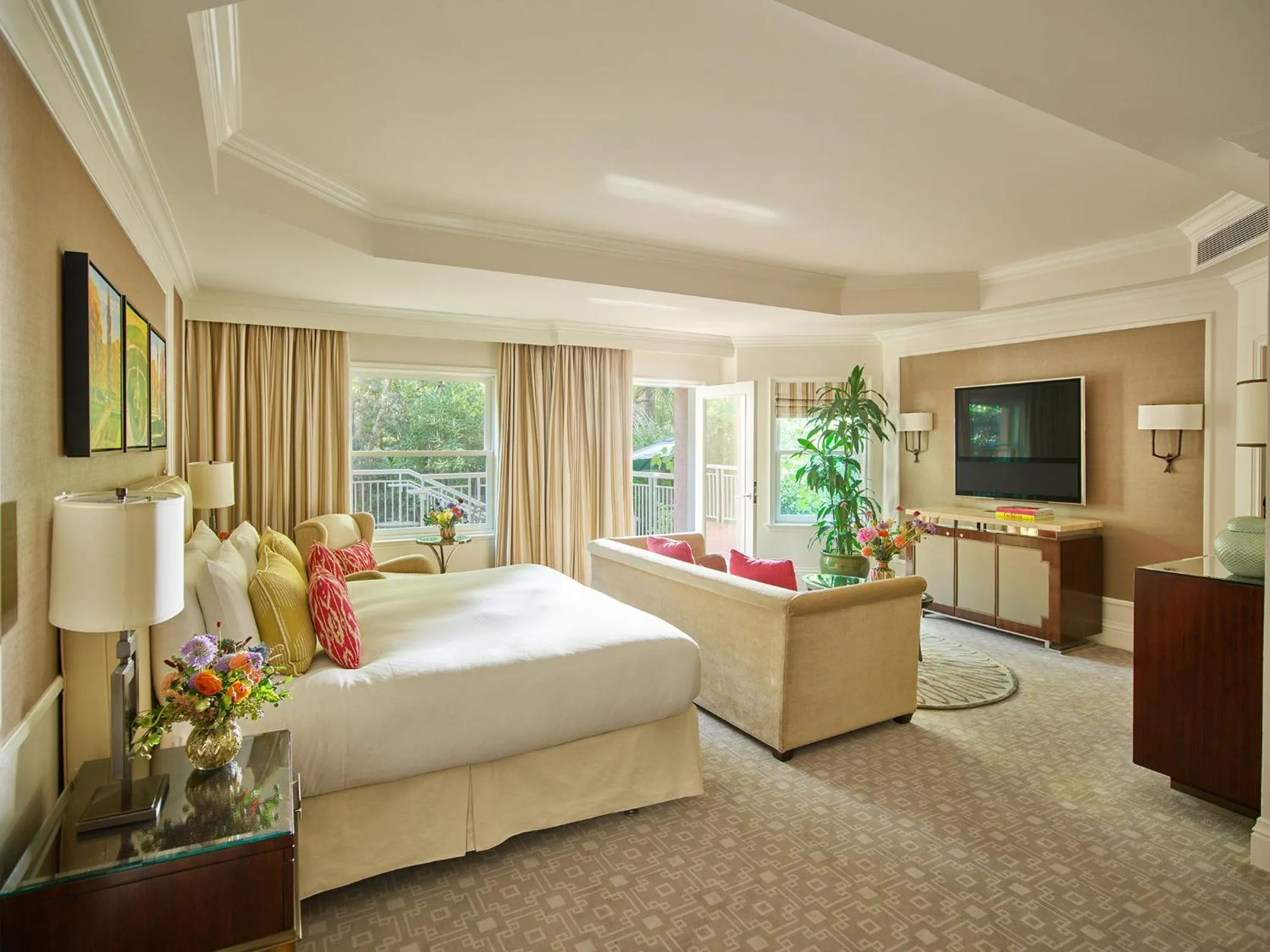 Photo of the whole room, Bed in The Beverly Hills Hotel - Dorchester Collection