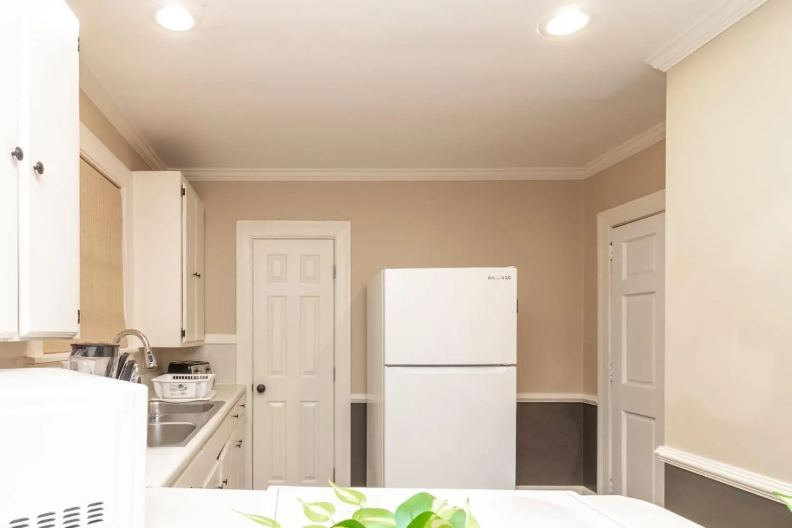 Near Fort Moore & Downtown - Our White House