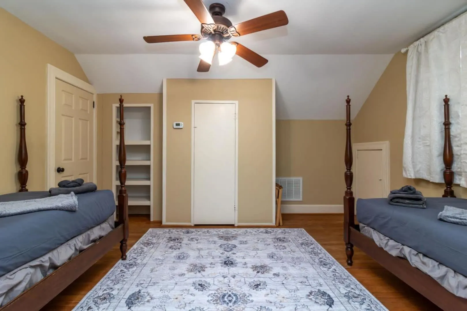 Bed in Near Fort Moore & Downtown - Our White House