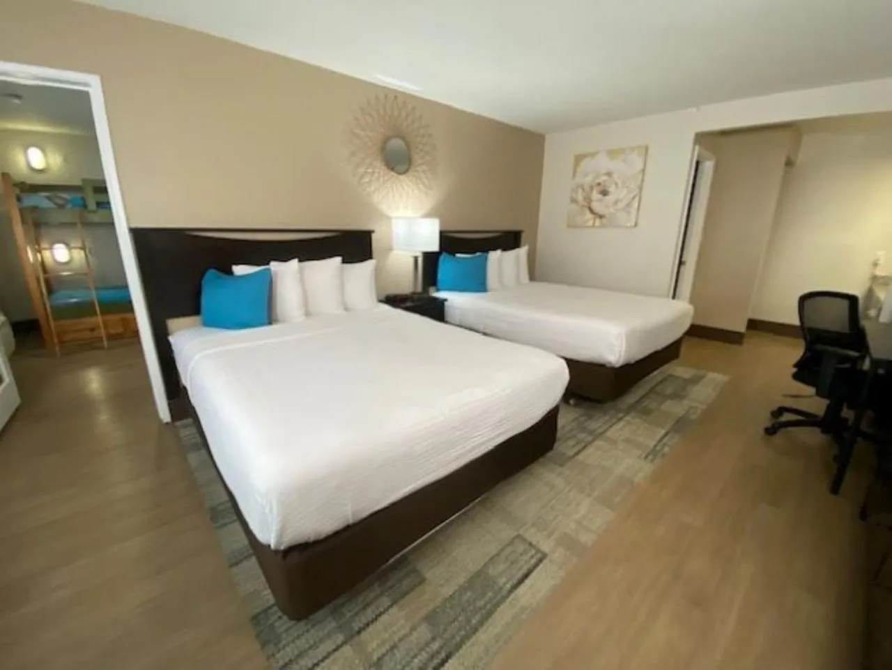 Bed in Stanford Inn & Suites Anaheim