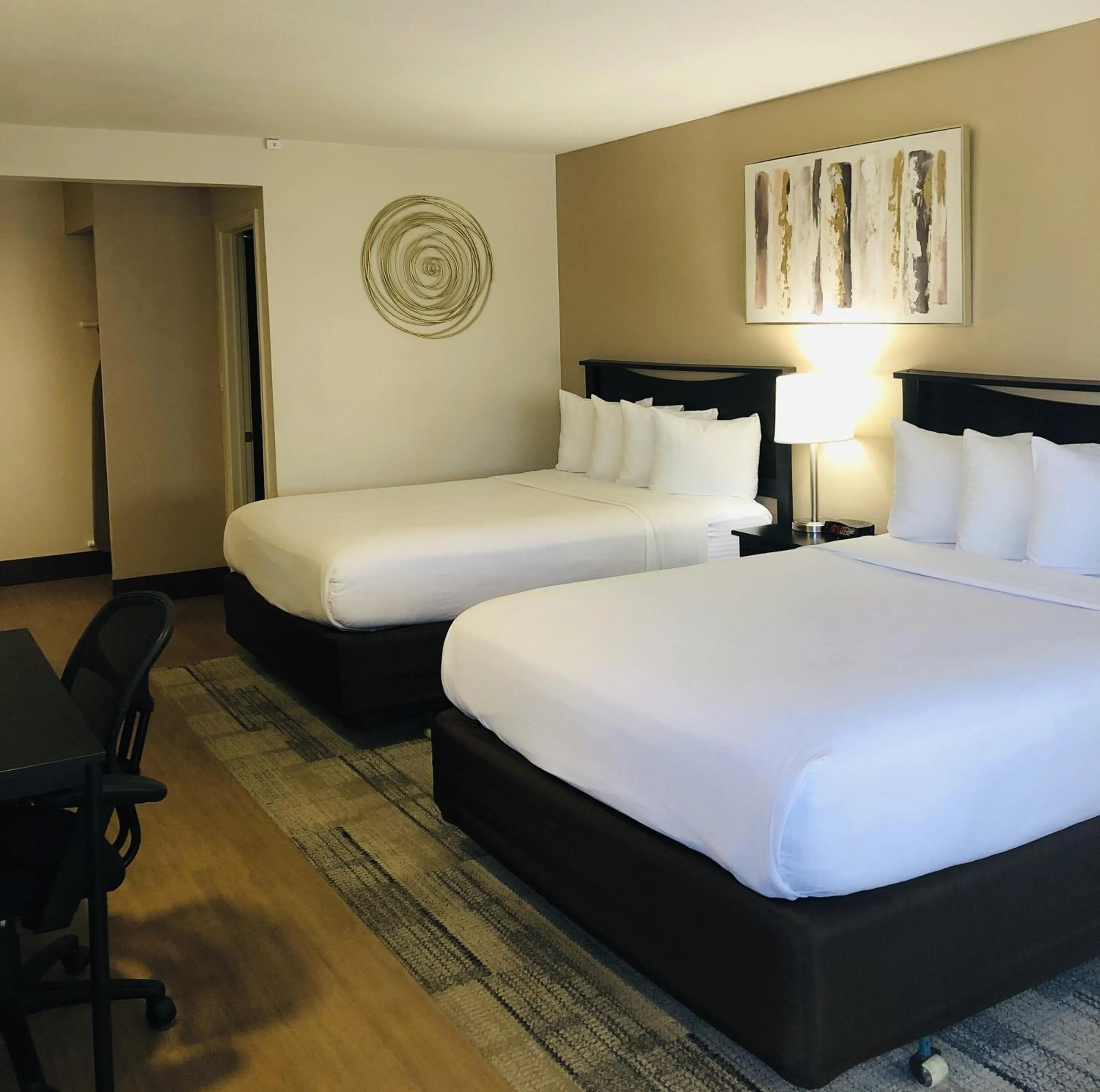 Bed in Stanford Inn & Suites Anaheim