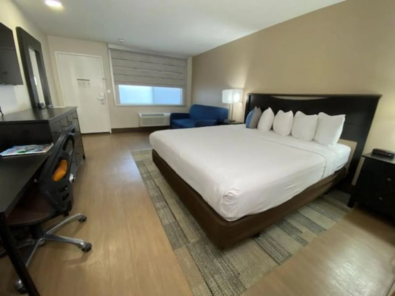 Bed in Stanford Inn & Suites Anaheim