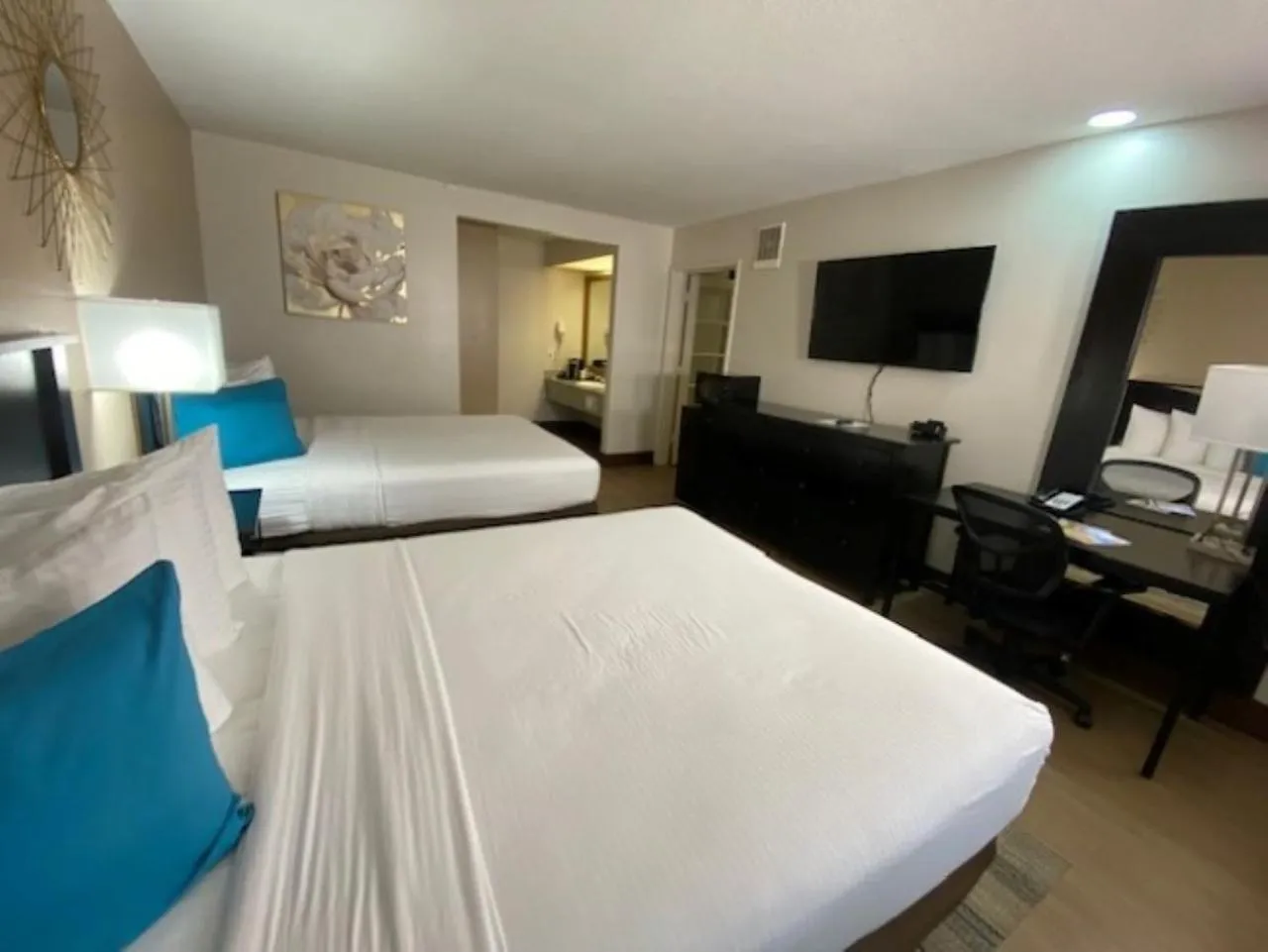 Bed in Stanford Inn & Suites Anaheim