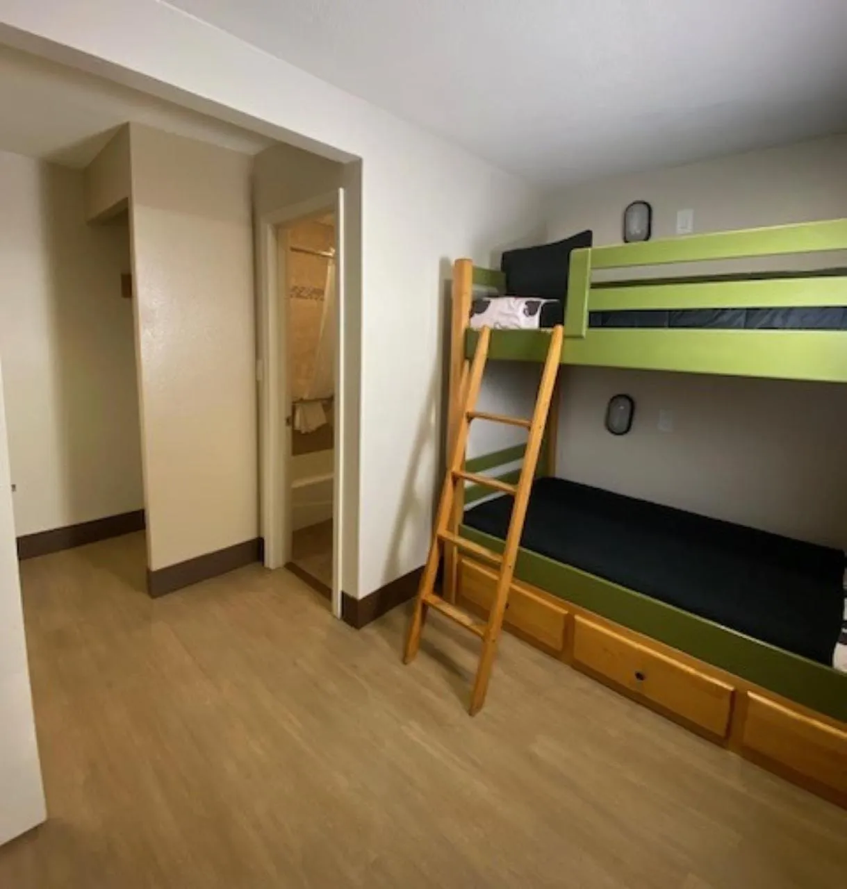 Bathroom, Bed in Stanford Inn & Suites Anaheim