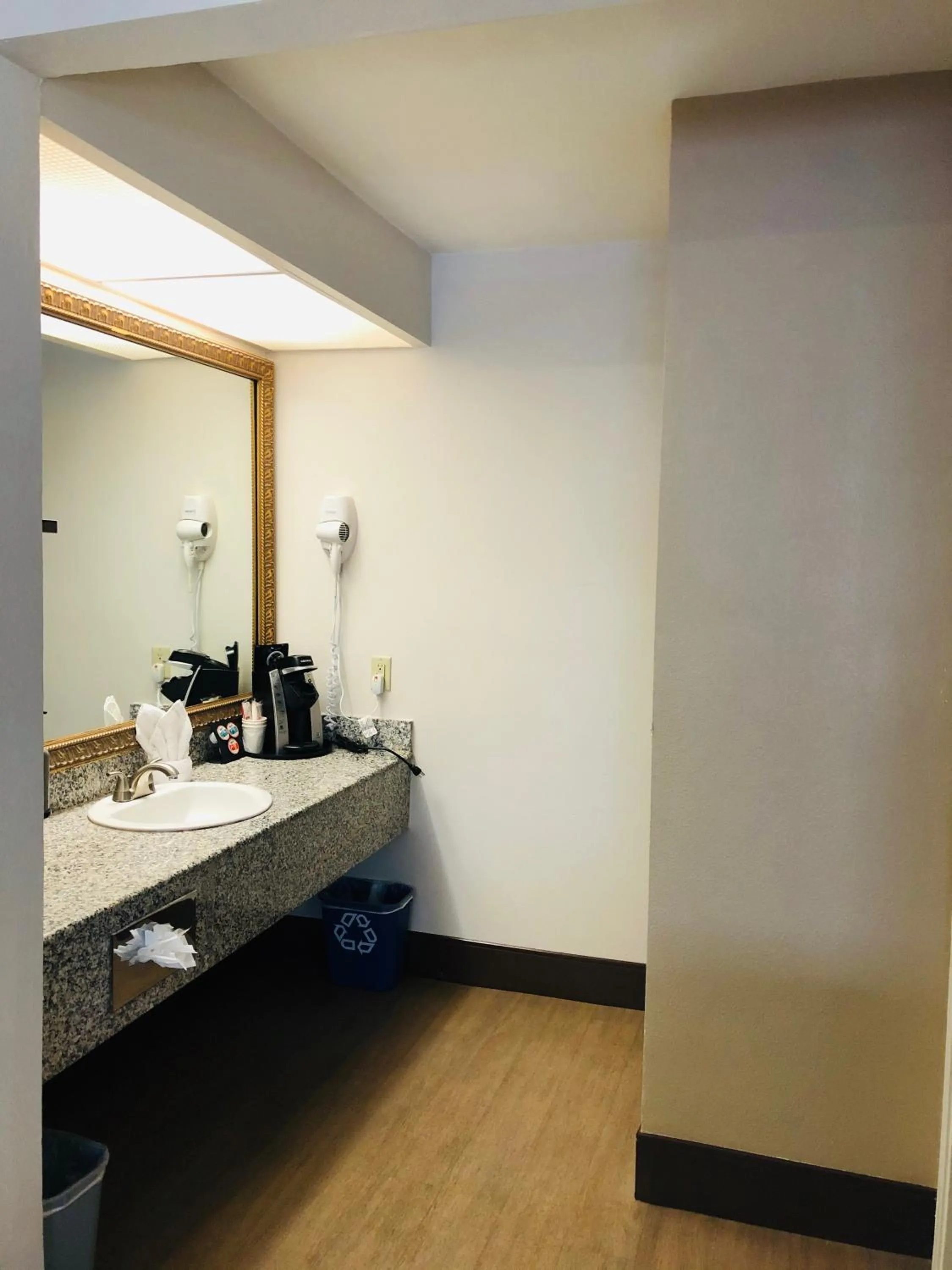 Bathroom in Stanford Inn & Suites Anaheim