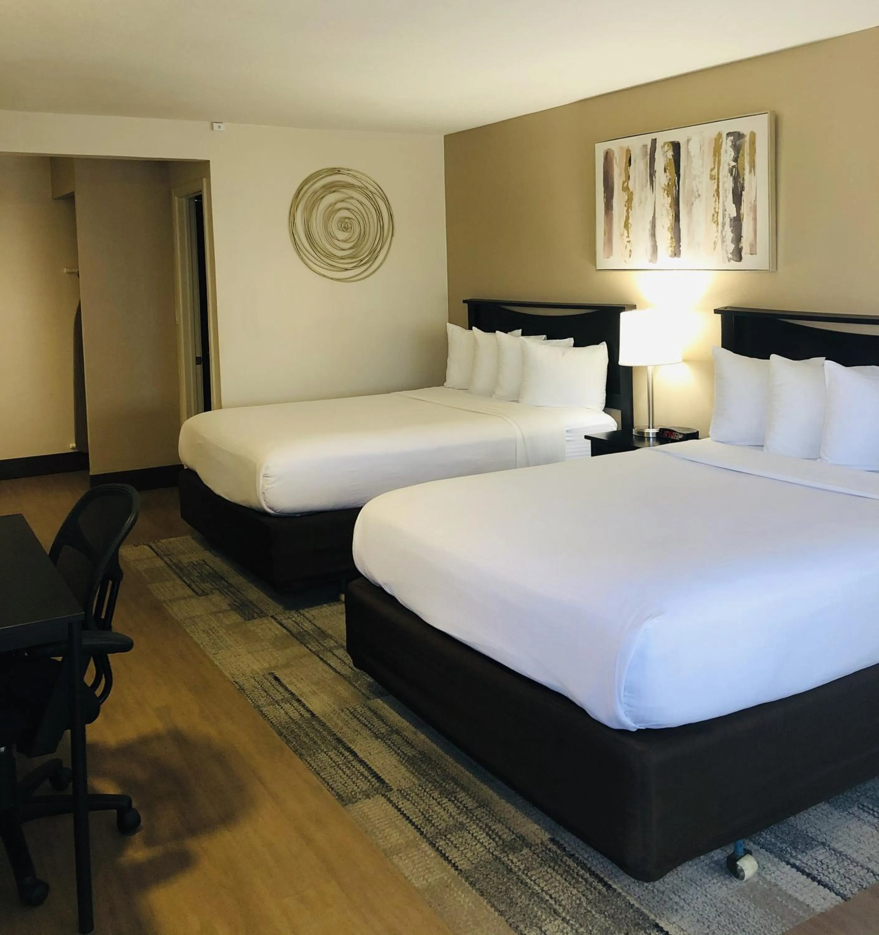 Bed in Stanford Inn & Suites Anaheim