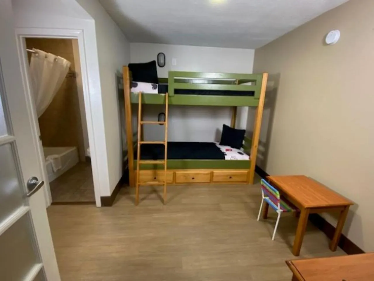 Bathroom, Bed in Stanford Inn & Suites Anaheim