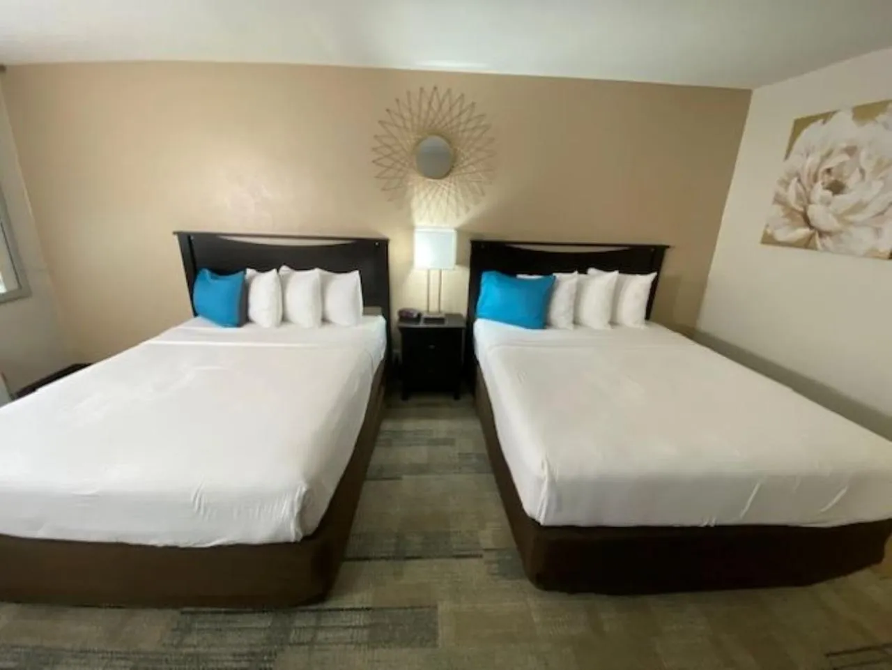 Bed in Stanford Inn & Suites Anaheim