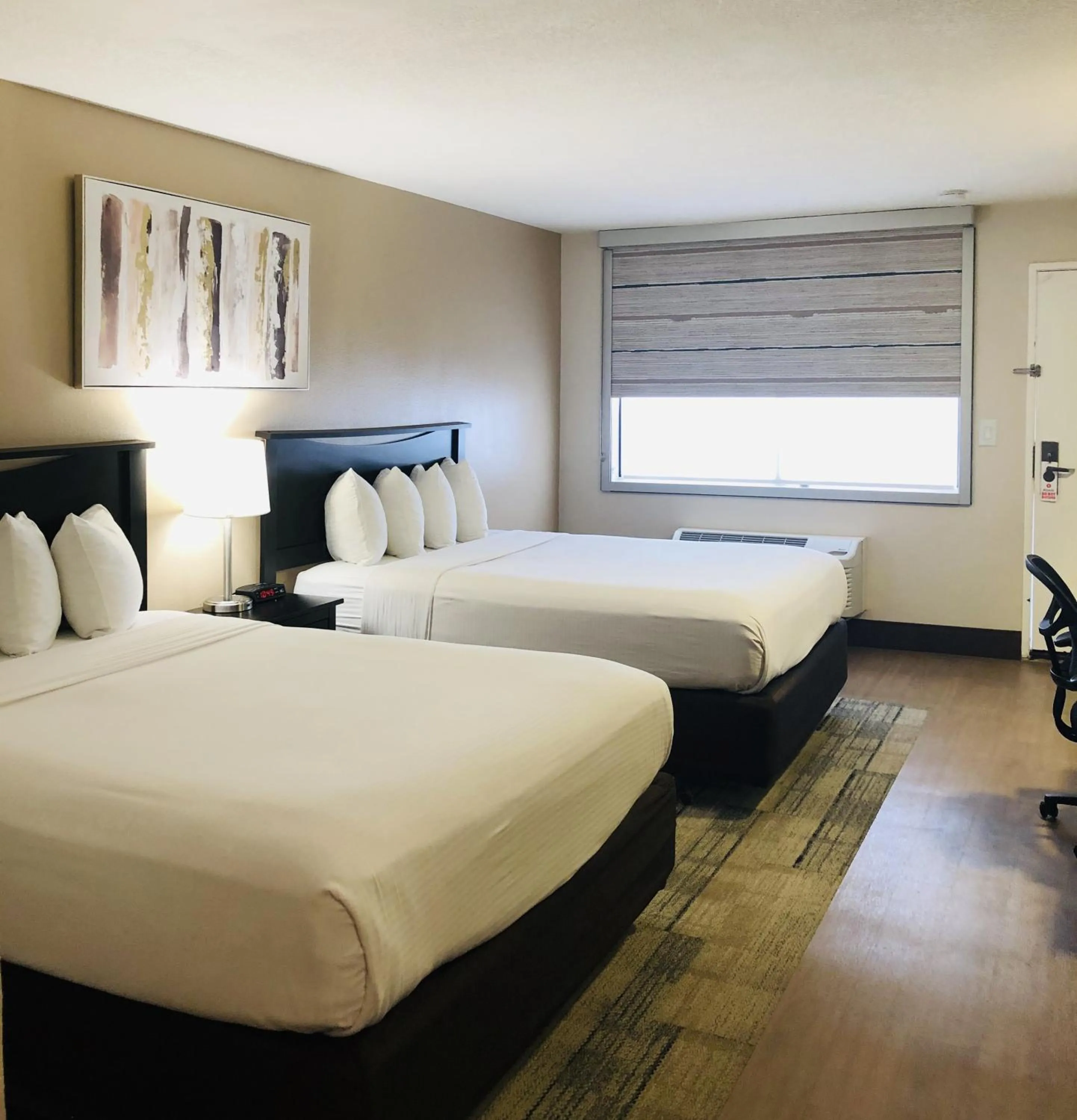 Bed in Stanford Inn & Suites Anaheim