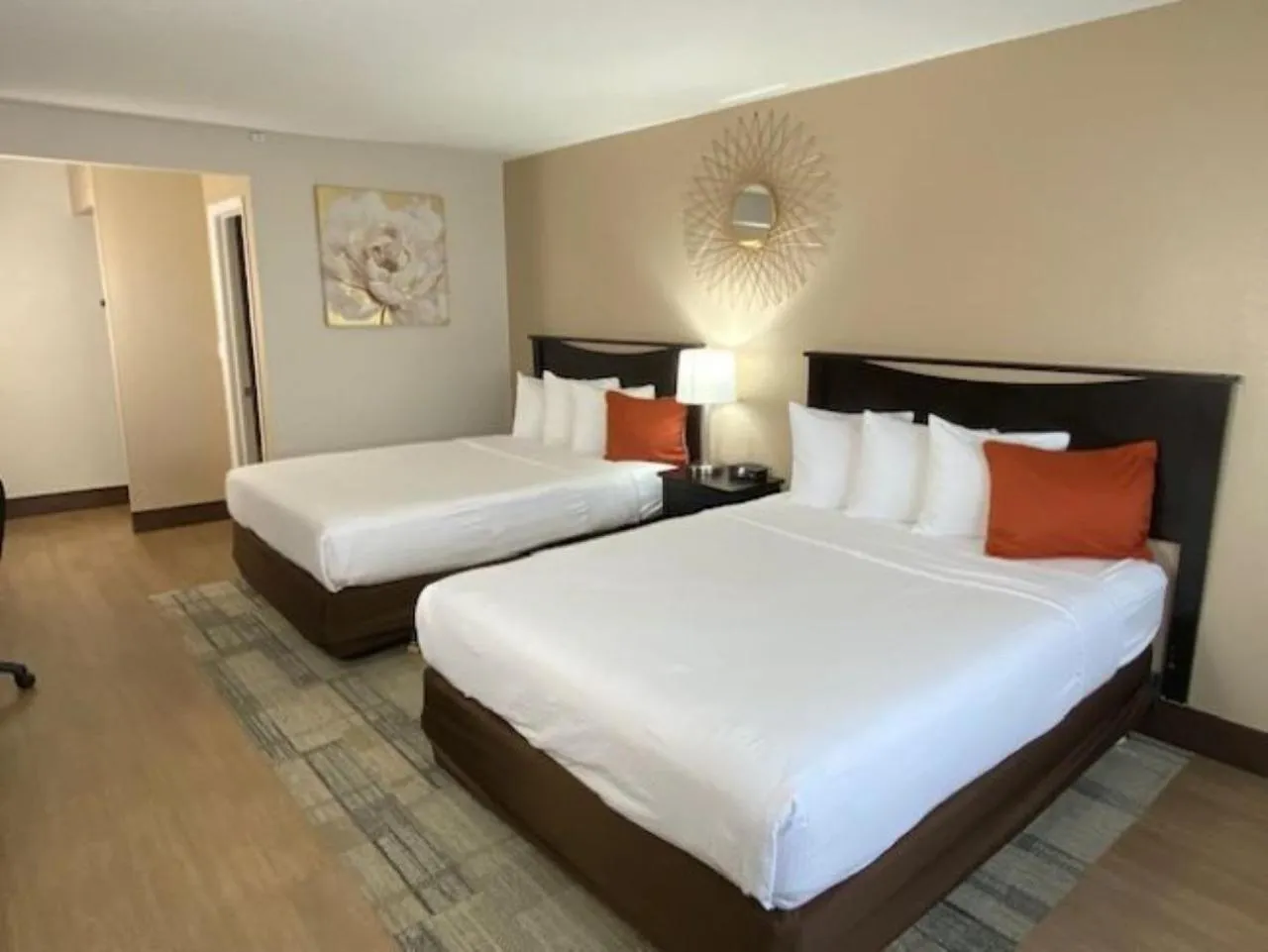 Bed in Stanford Inn & Suites Anaheim