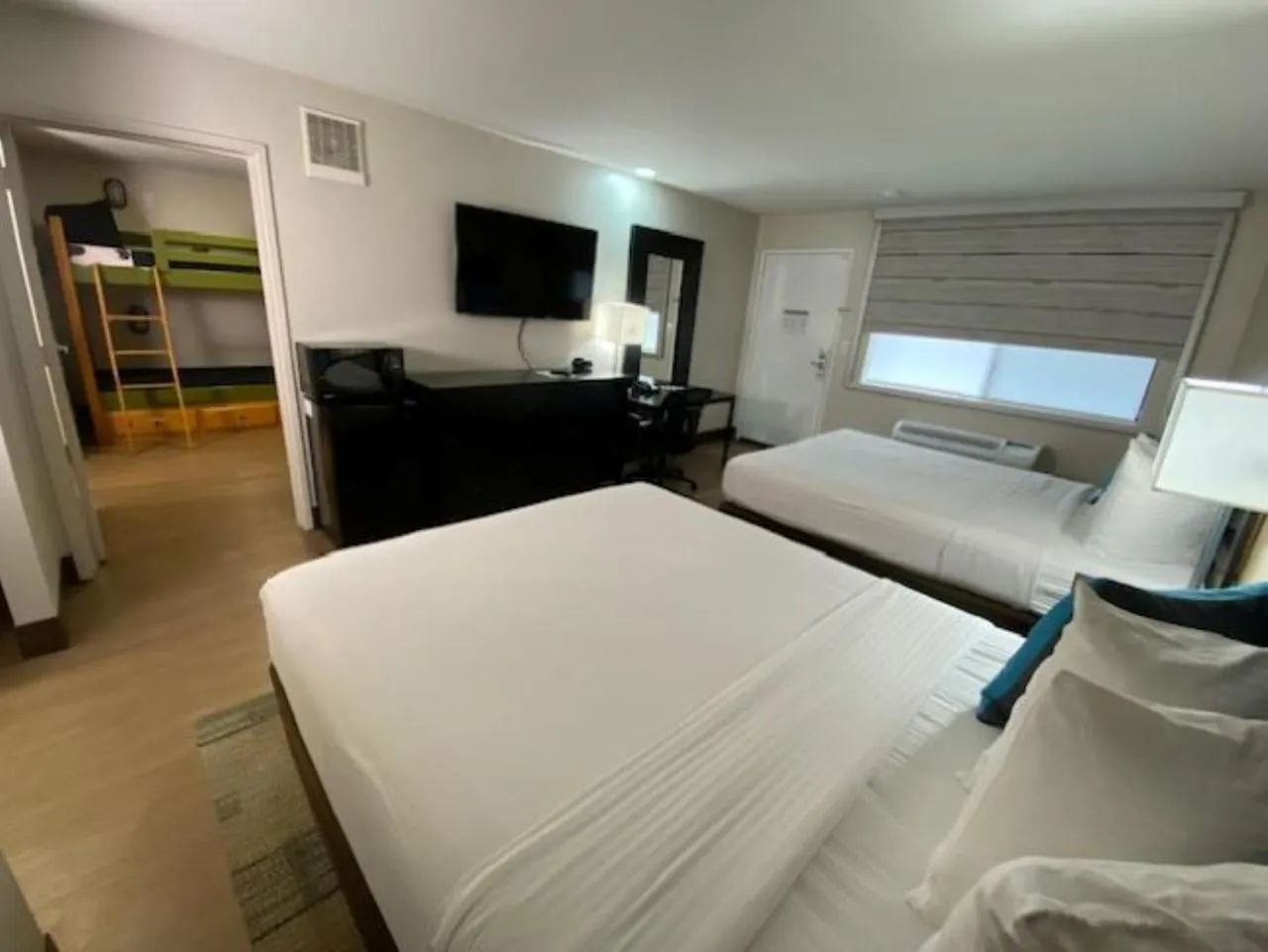 Bed in Stanford Inn & Suites Anaheim