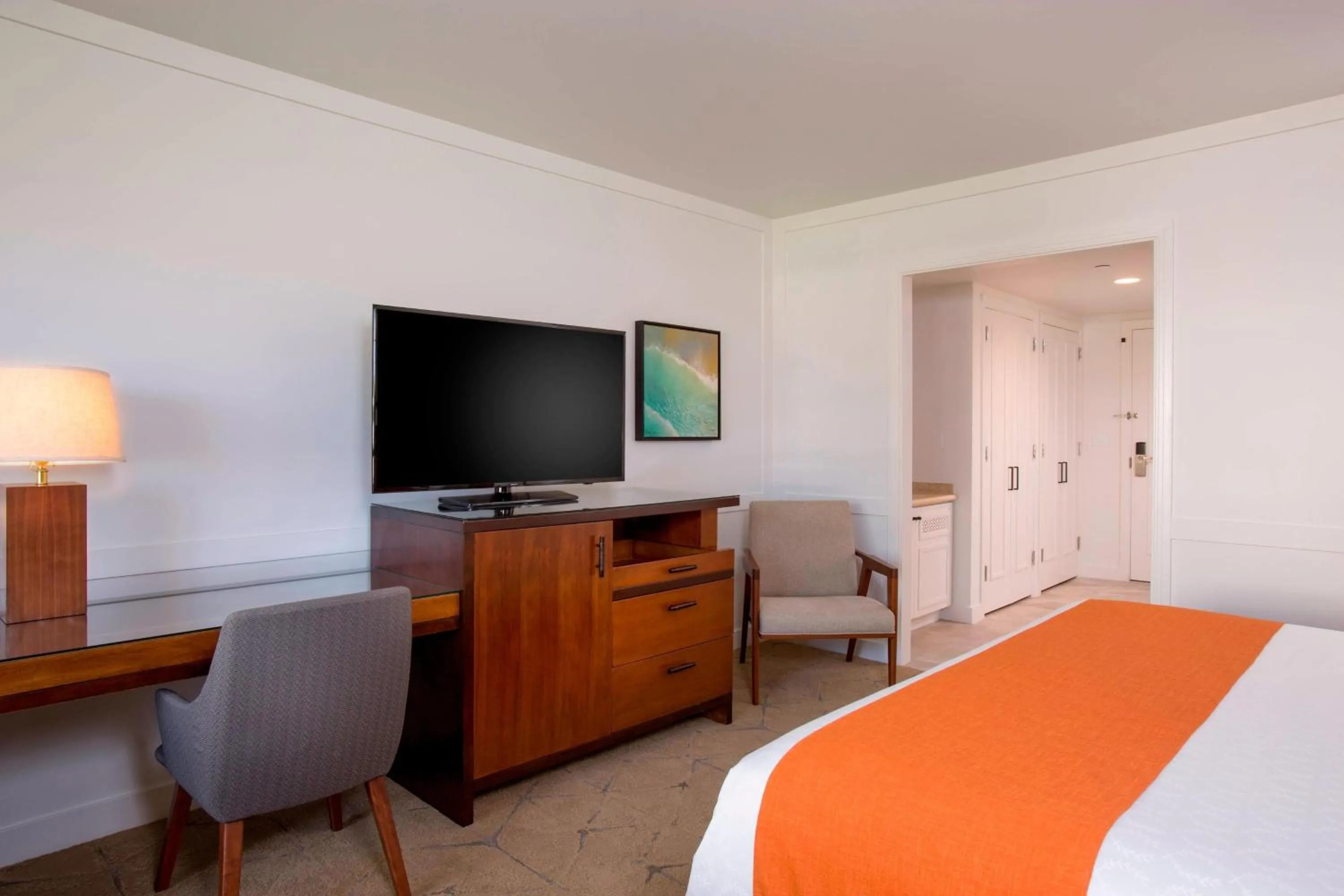 Photo of the whole room, Bed in Sheraton Maui Resort & Spa