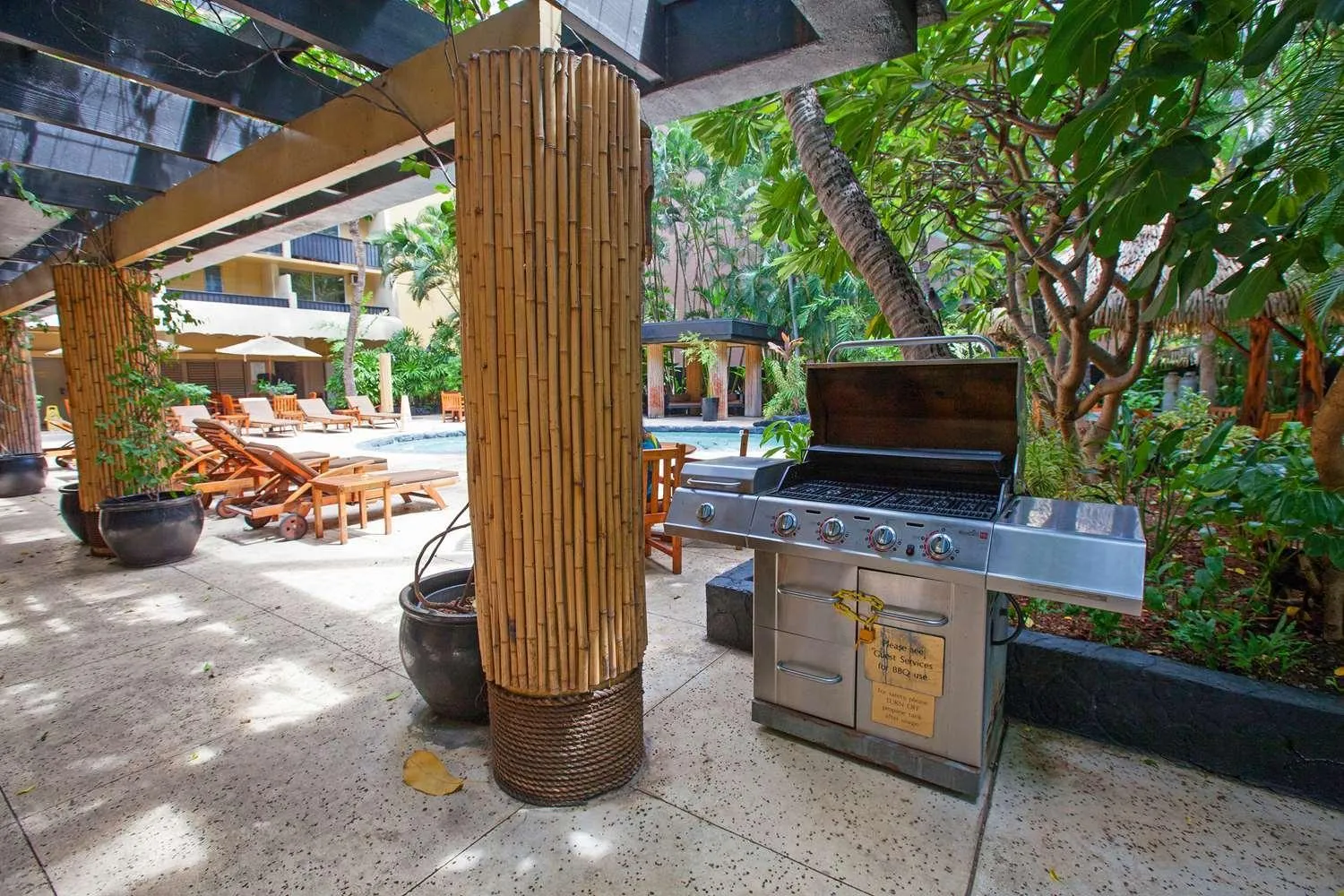 BBQ facilities in Castle Bamboo Waikīkī Hotel