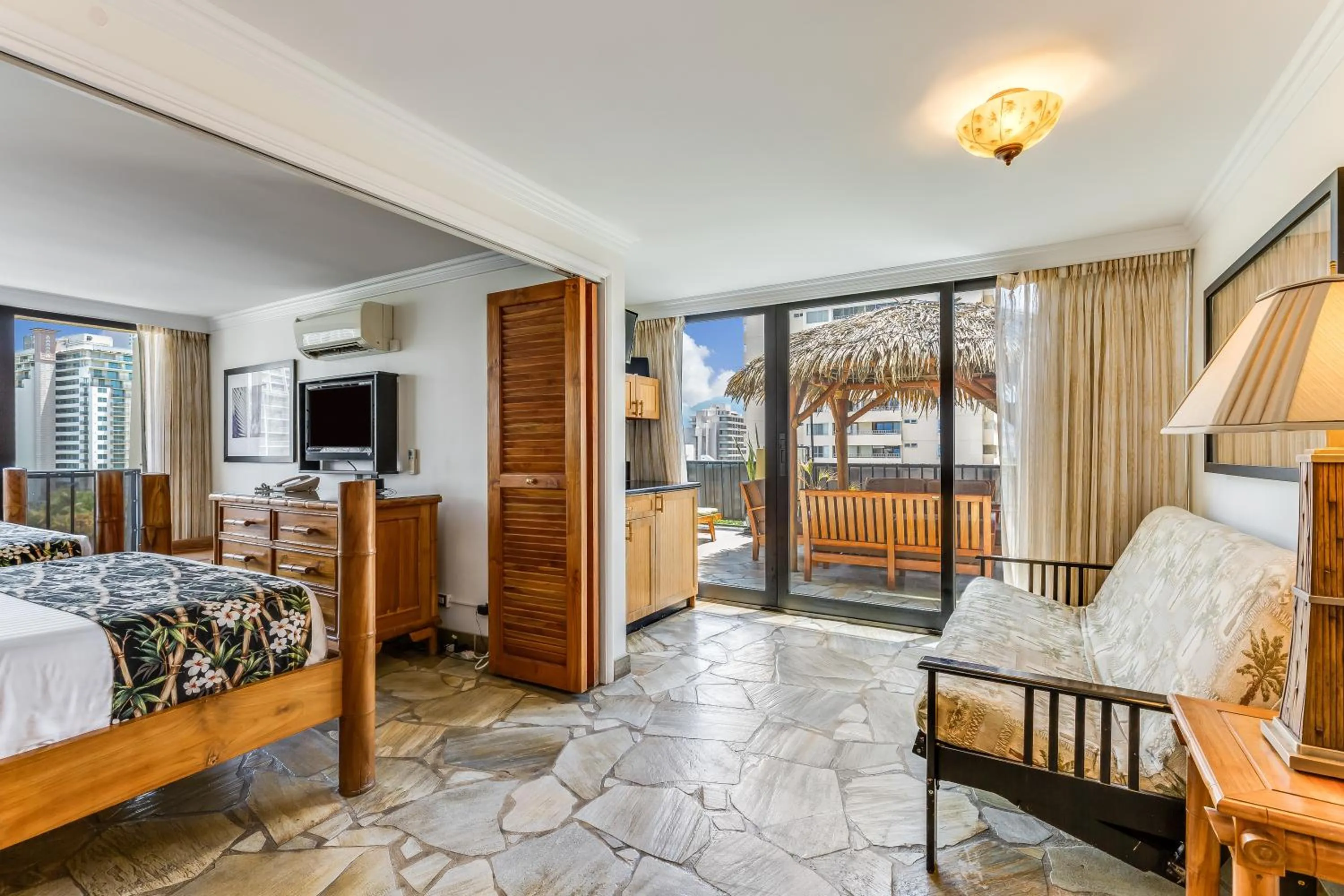 Living room, Bed in Castle Bamboo Waikīkī Hotel