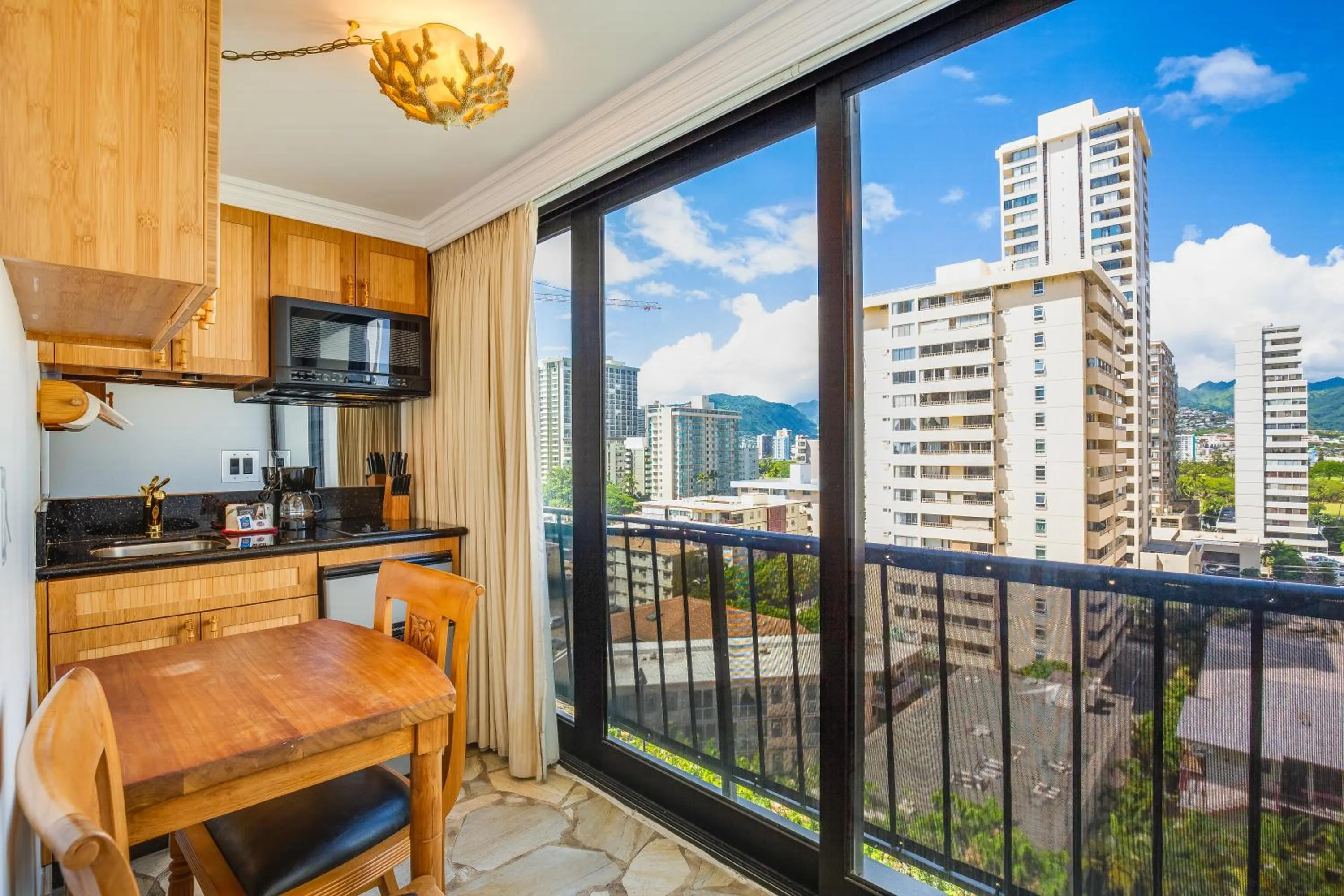 Kitchen or kitchenette in Castle Bamboo Waikīkī Hotel