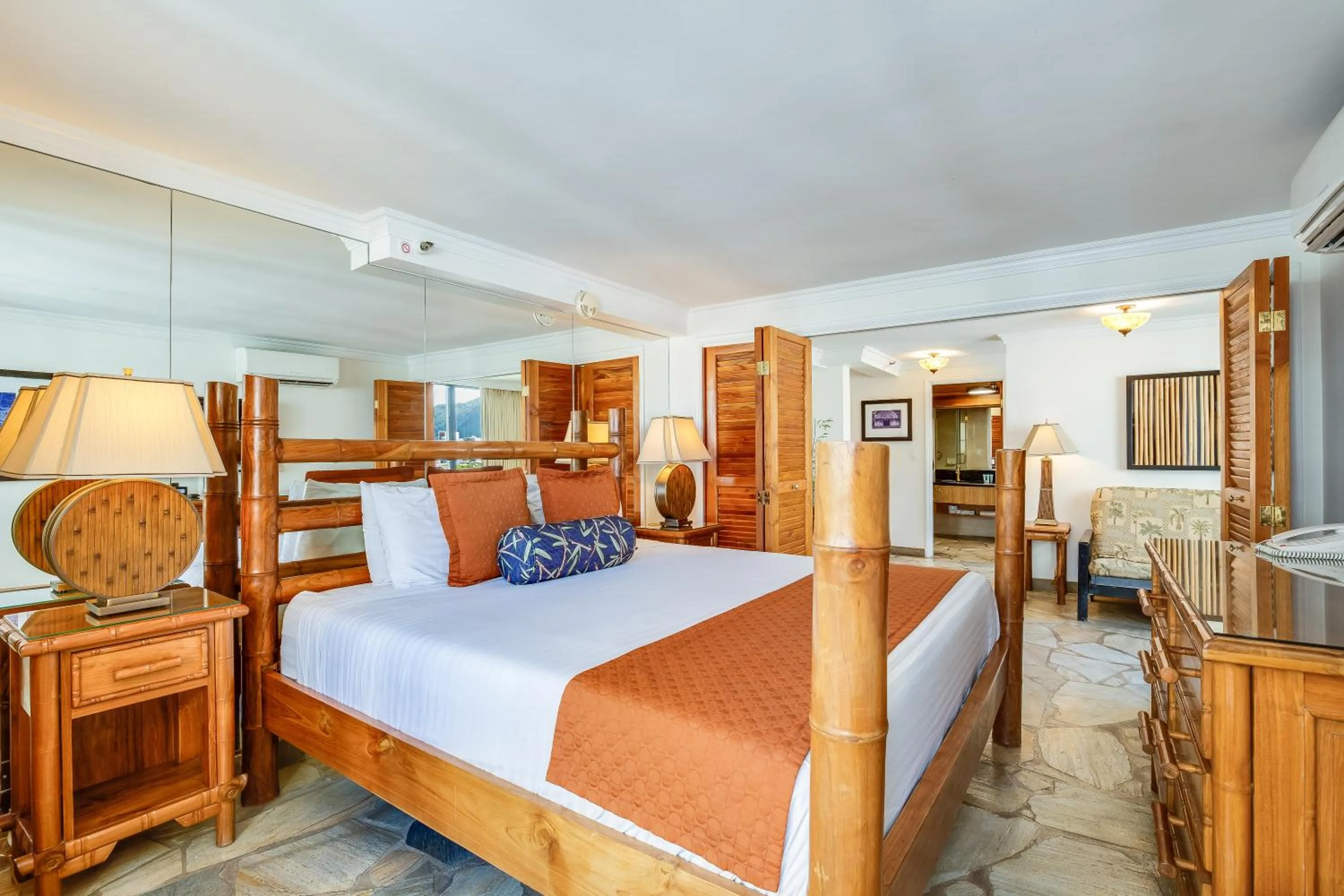 Bedroom, Bed in Castle Bamboo Waikīkī Hotel