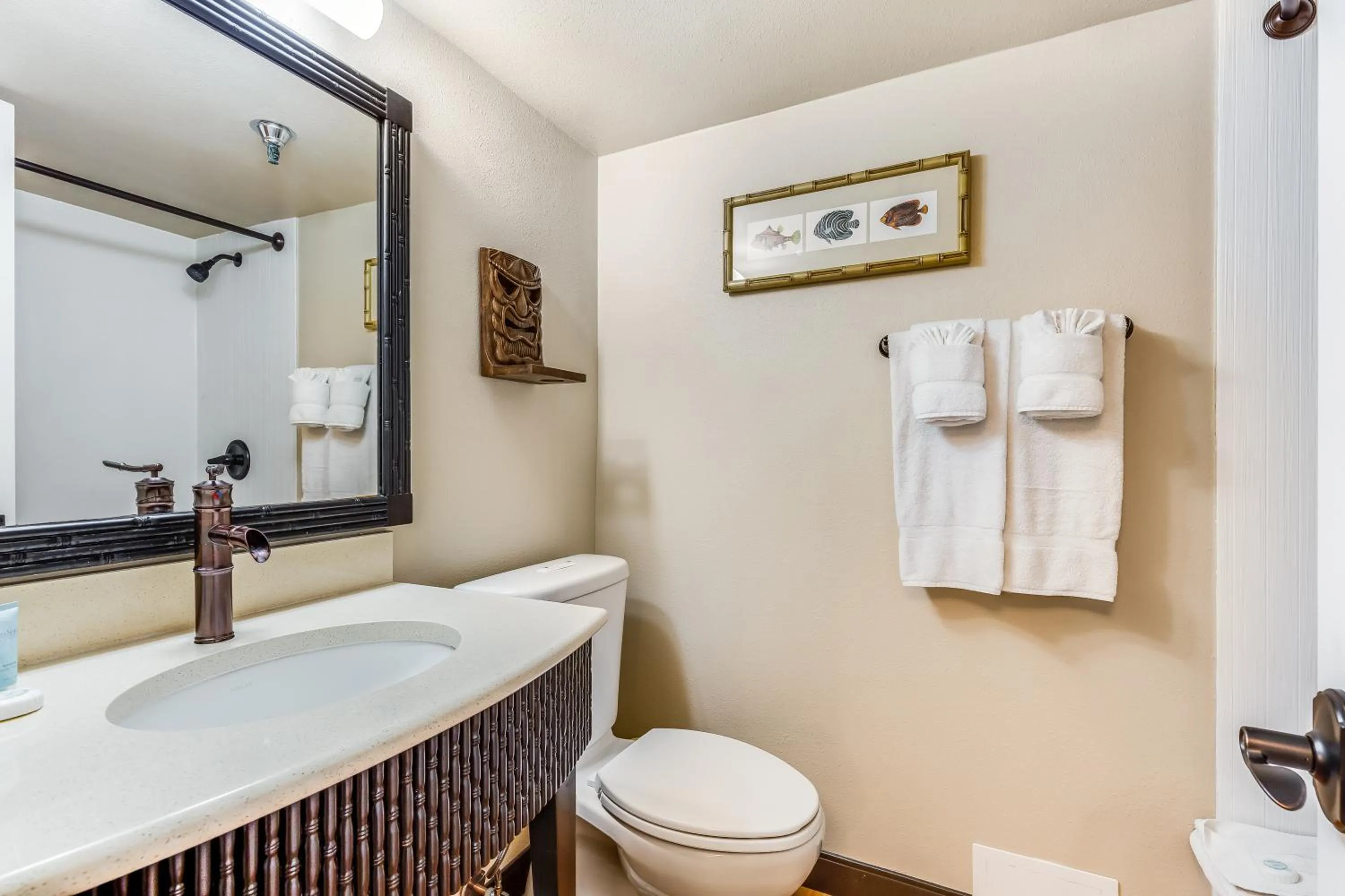 Bathroom in Castle Bamboo Waikīkī Hotel
