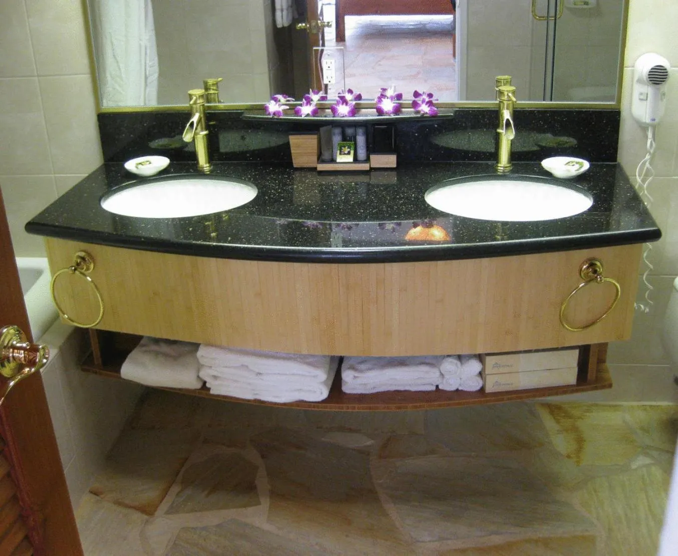 Bathroom in Castle Bamboo Waikīkī Hotel
