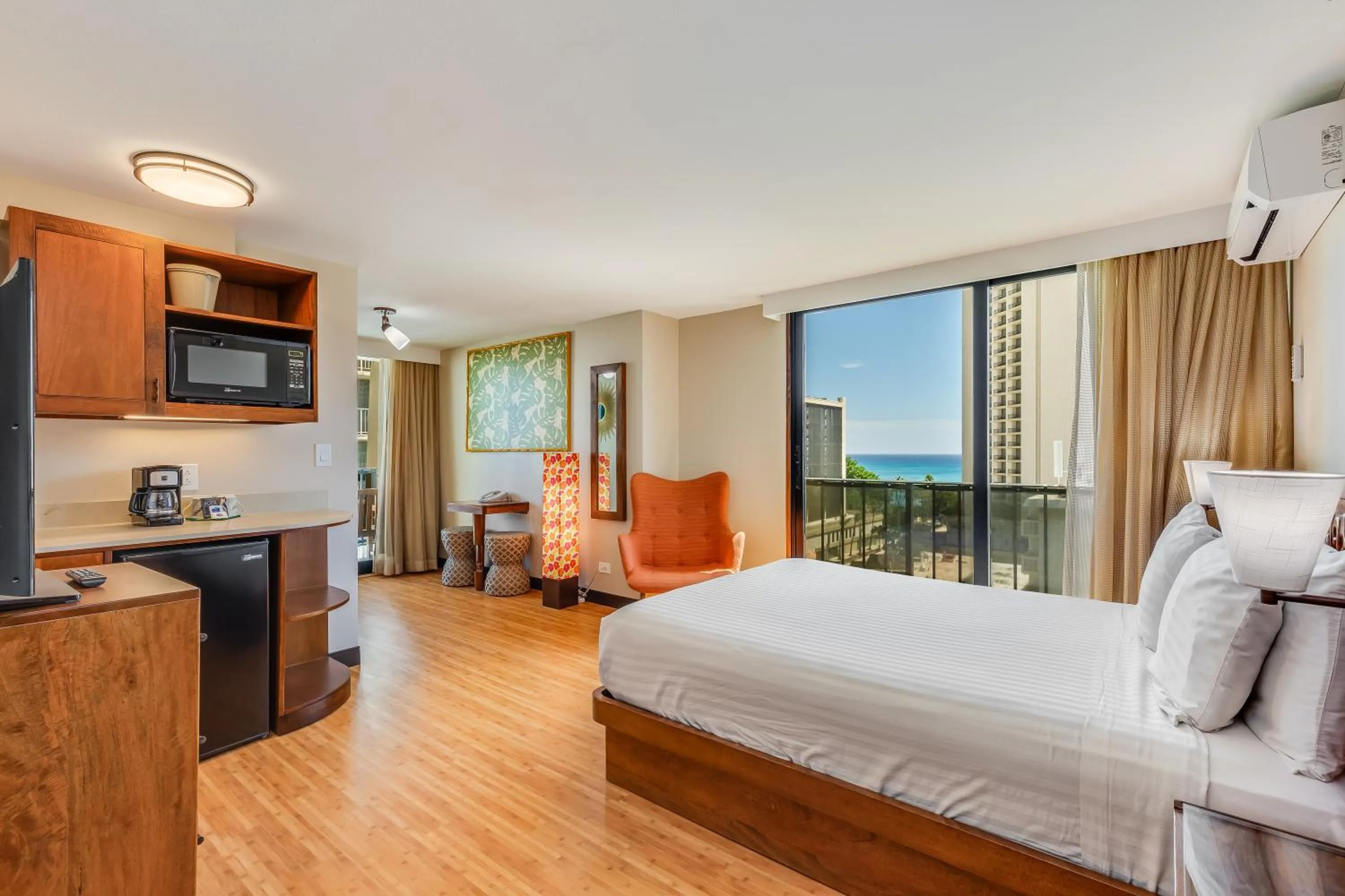 Bedroom, Bed in Castle Bamboo Waikīkī Hotel