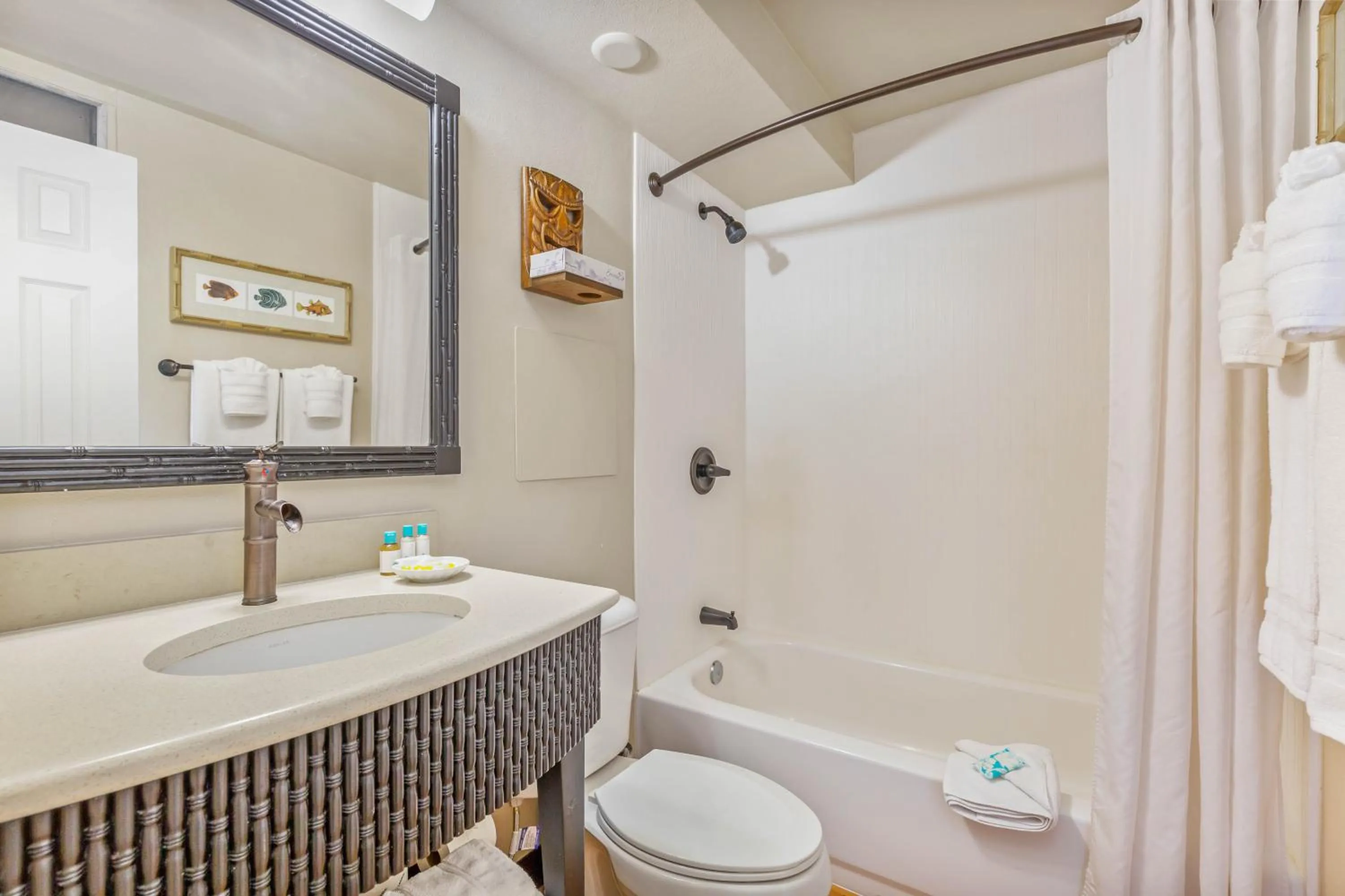 Bathroom in Castle Bamboo Waikīkī Hotel