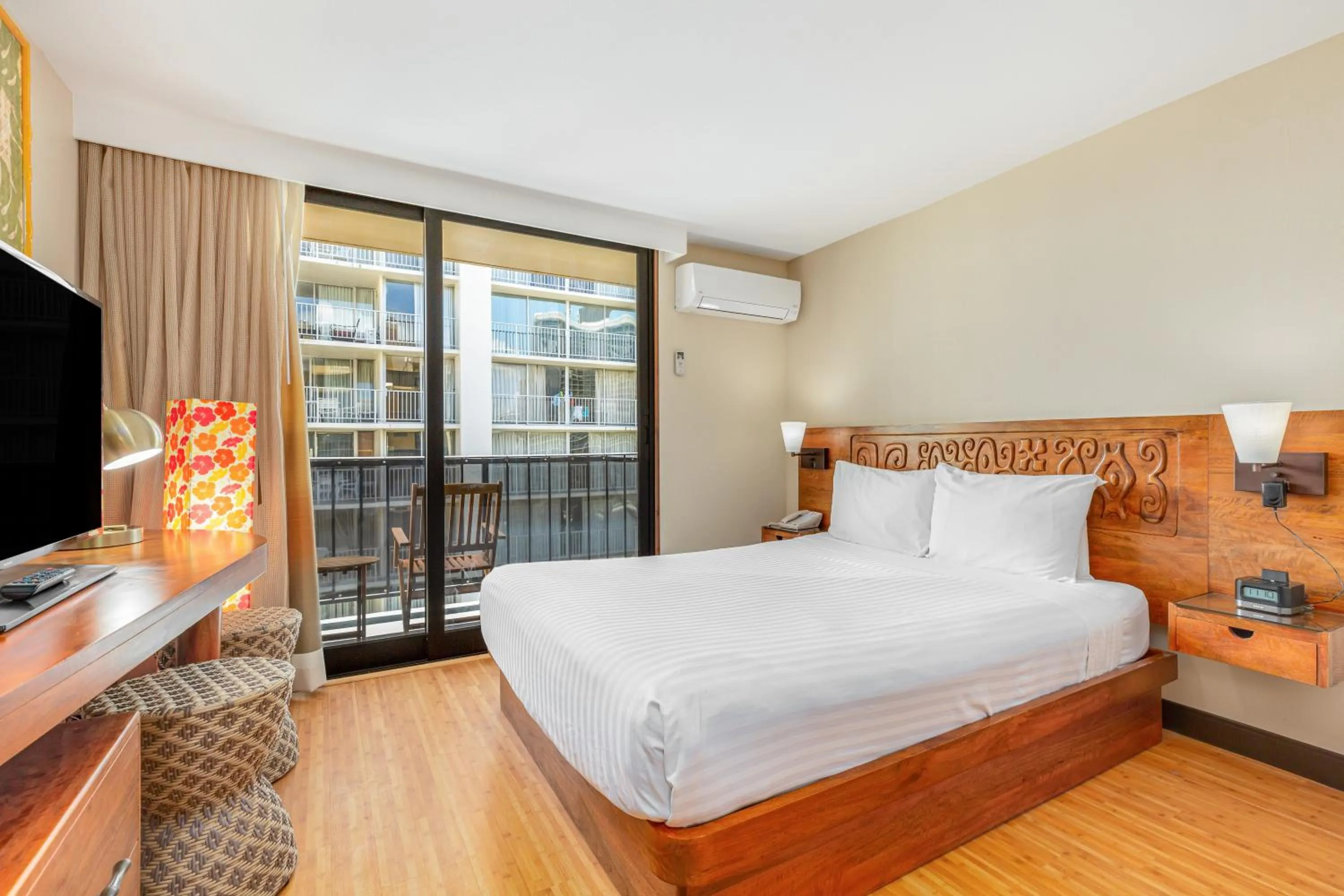 Bedroom, Bed in Castle Bamboo Waikīkī Hotel