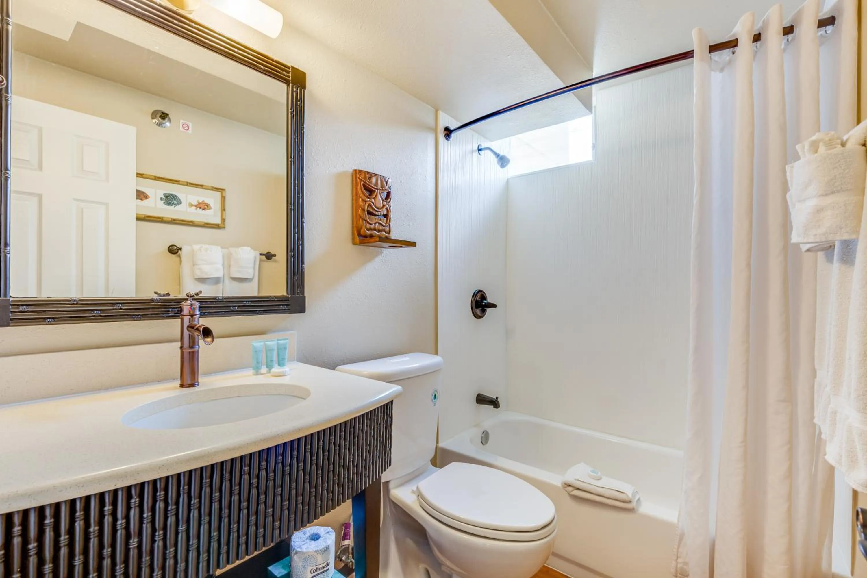 Bathroom in Castle Bamboo Waikīkī Hotel