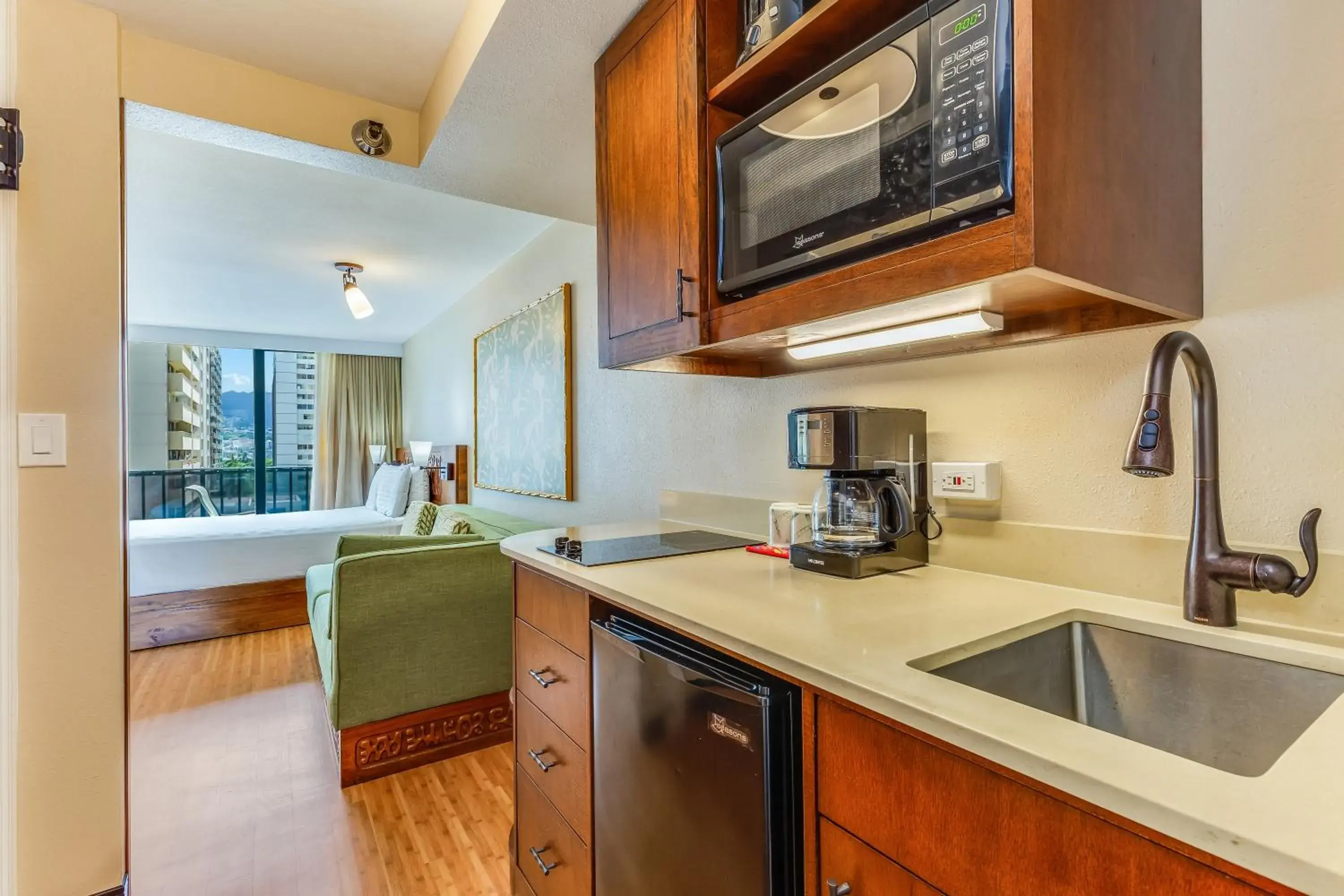 Studio Kitchenette Deluxe City View in Castle Bamboo Waikīkī Hotel Studio Kitchenette Deluxe City View in Castle Bamboo Waikīkī Hotel