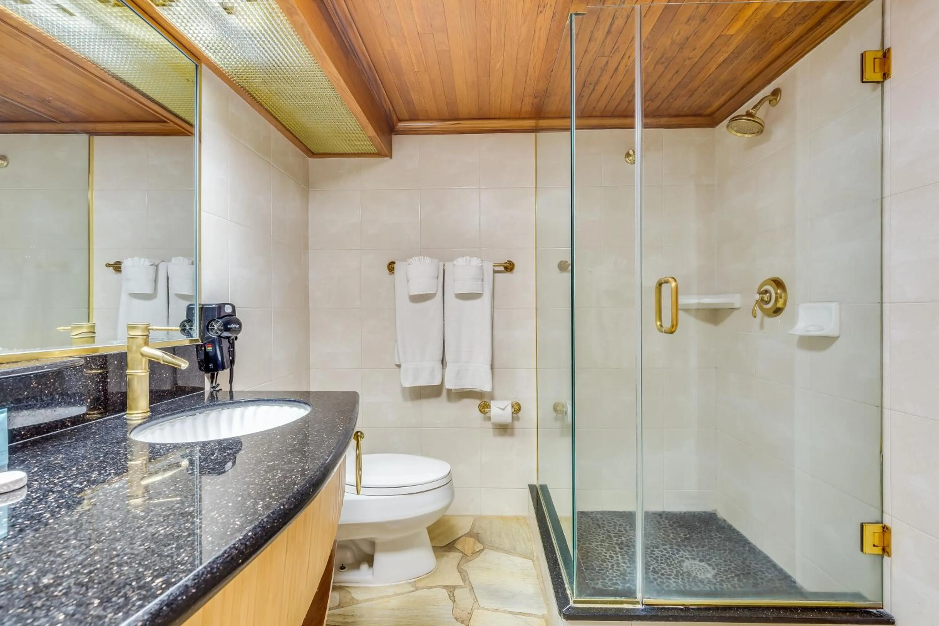 Bathroom in Castle Bamboo Waikīkī Hotel