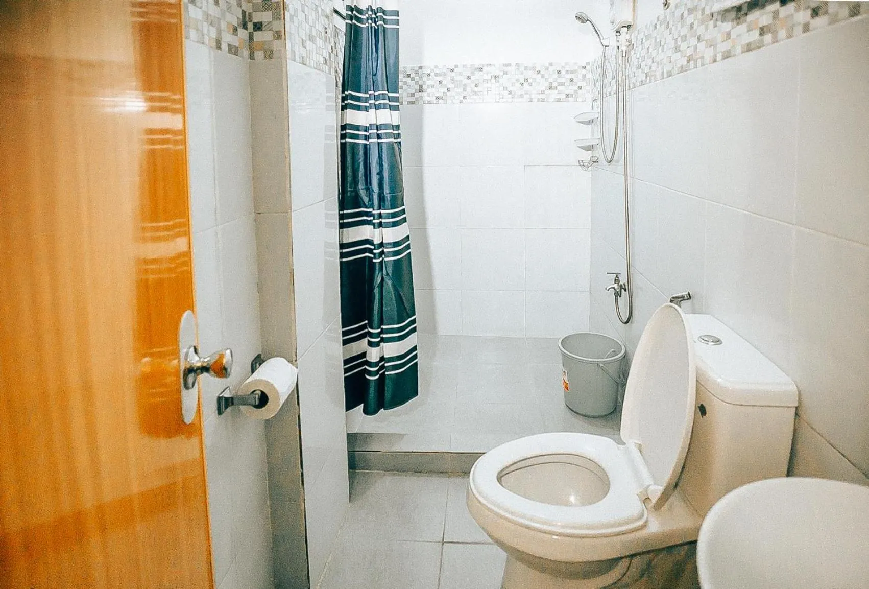 Shower in RedDoorz at S & L Apartelle Daraga Albay