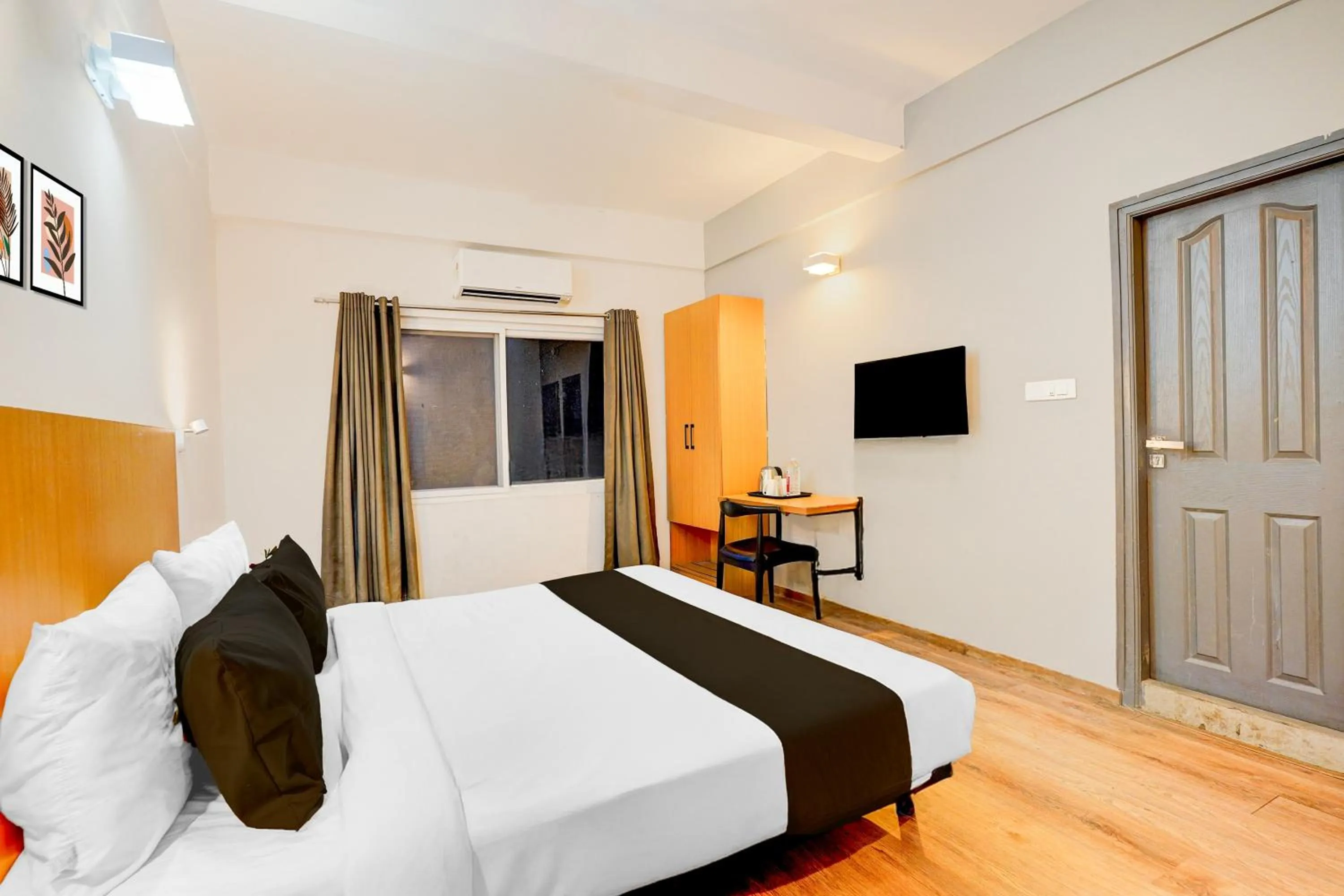 Bedroom, Bed in Super Townhouse HAL Indiranagar Extension