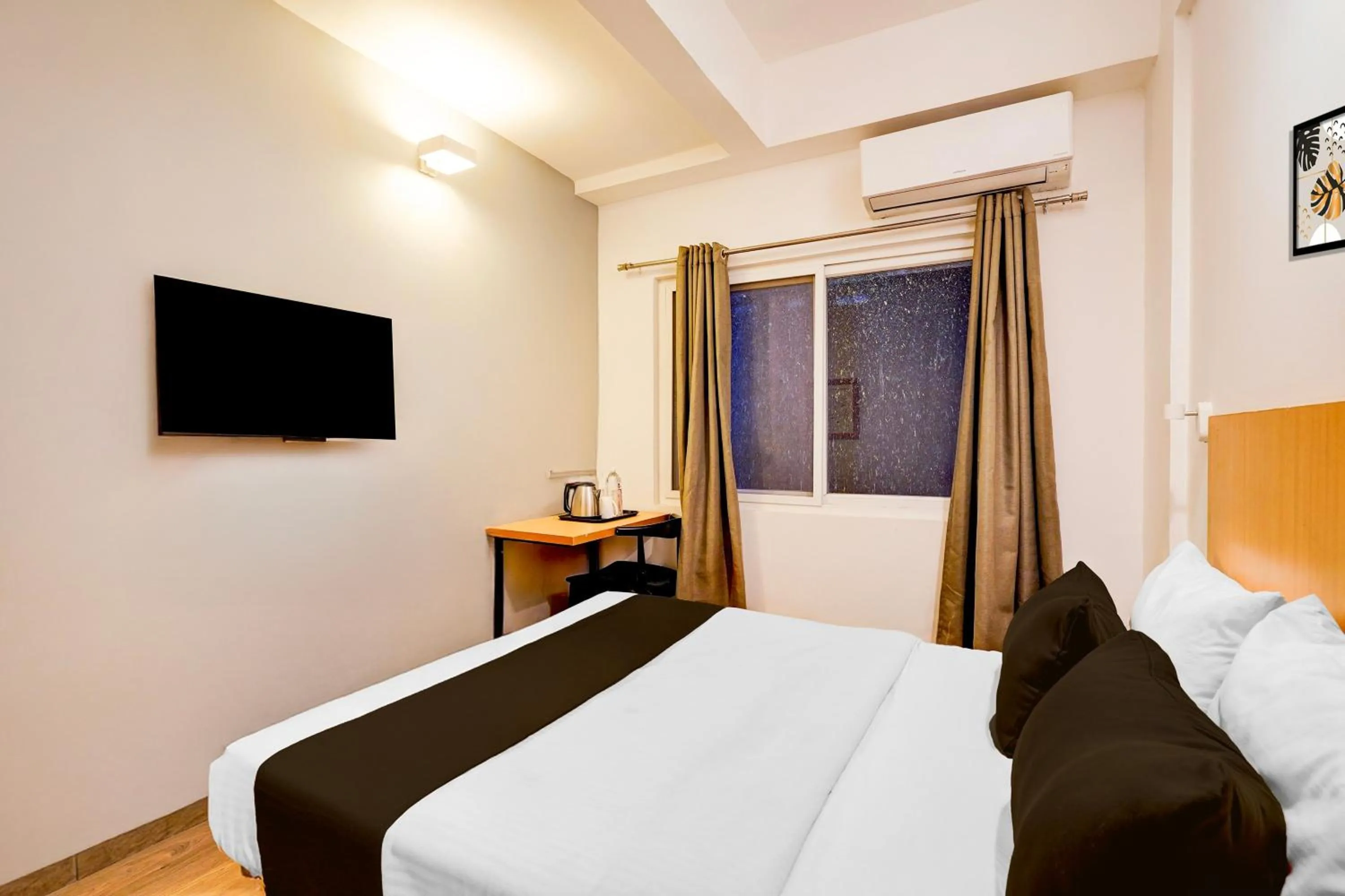 Bedroom, Bed in Super Townhouse HAL Indiranagar Extension