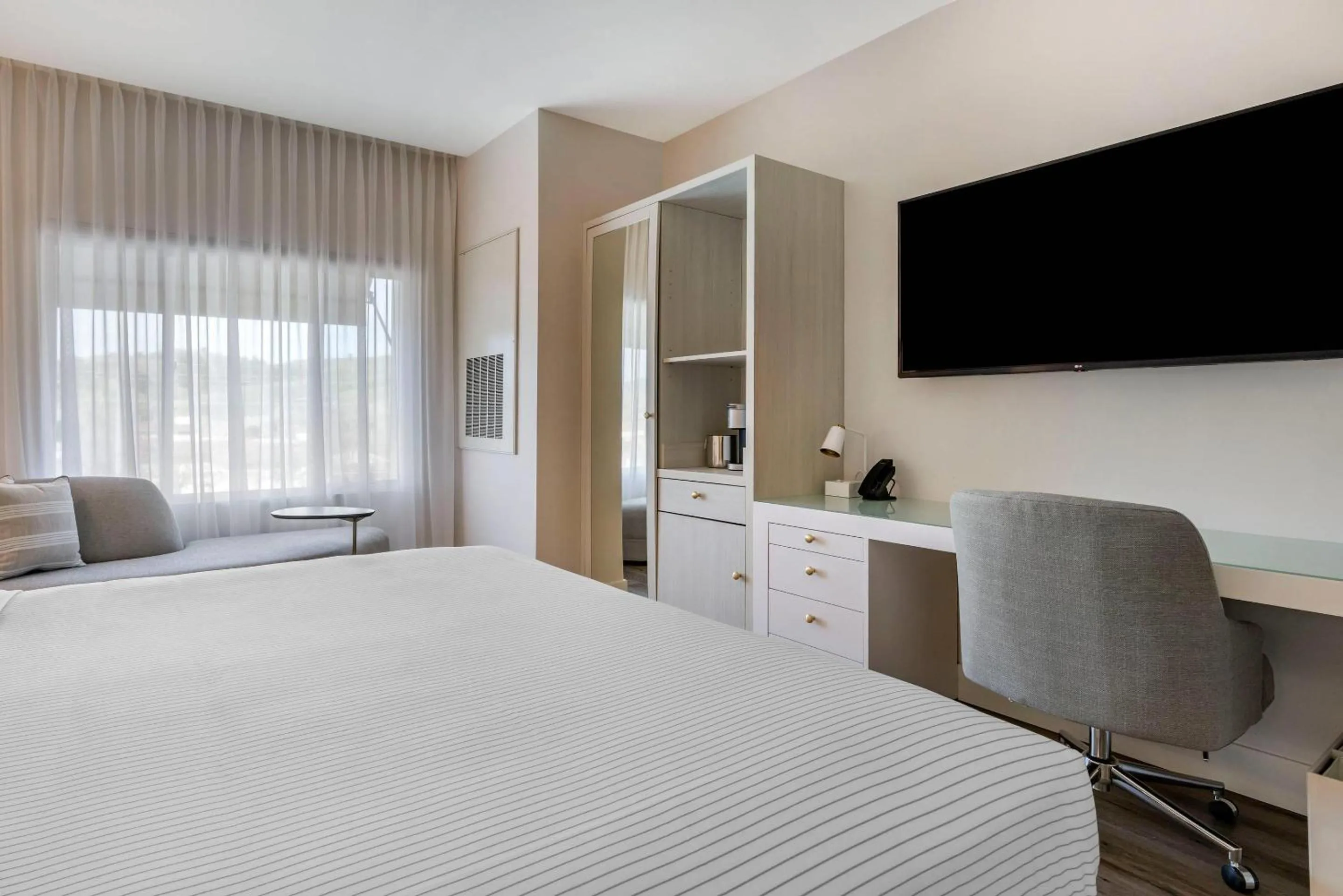 Bedroom, Bed in Cambria Hotel Calabasas - Malibu