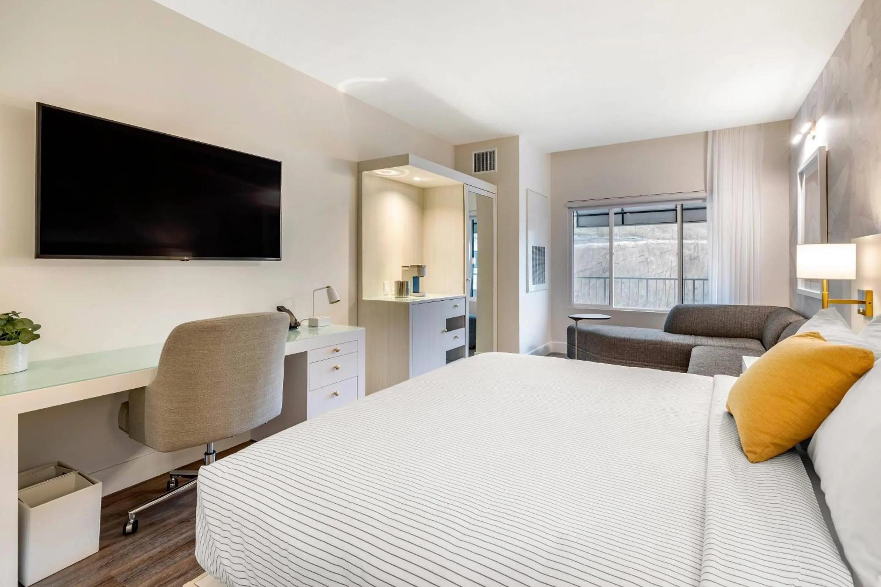 Bedroom, Bed in Cambria Hotel Calabasas - Malibu