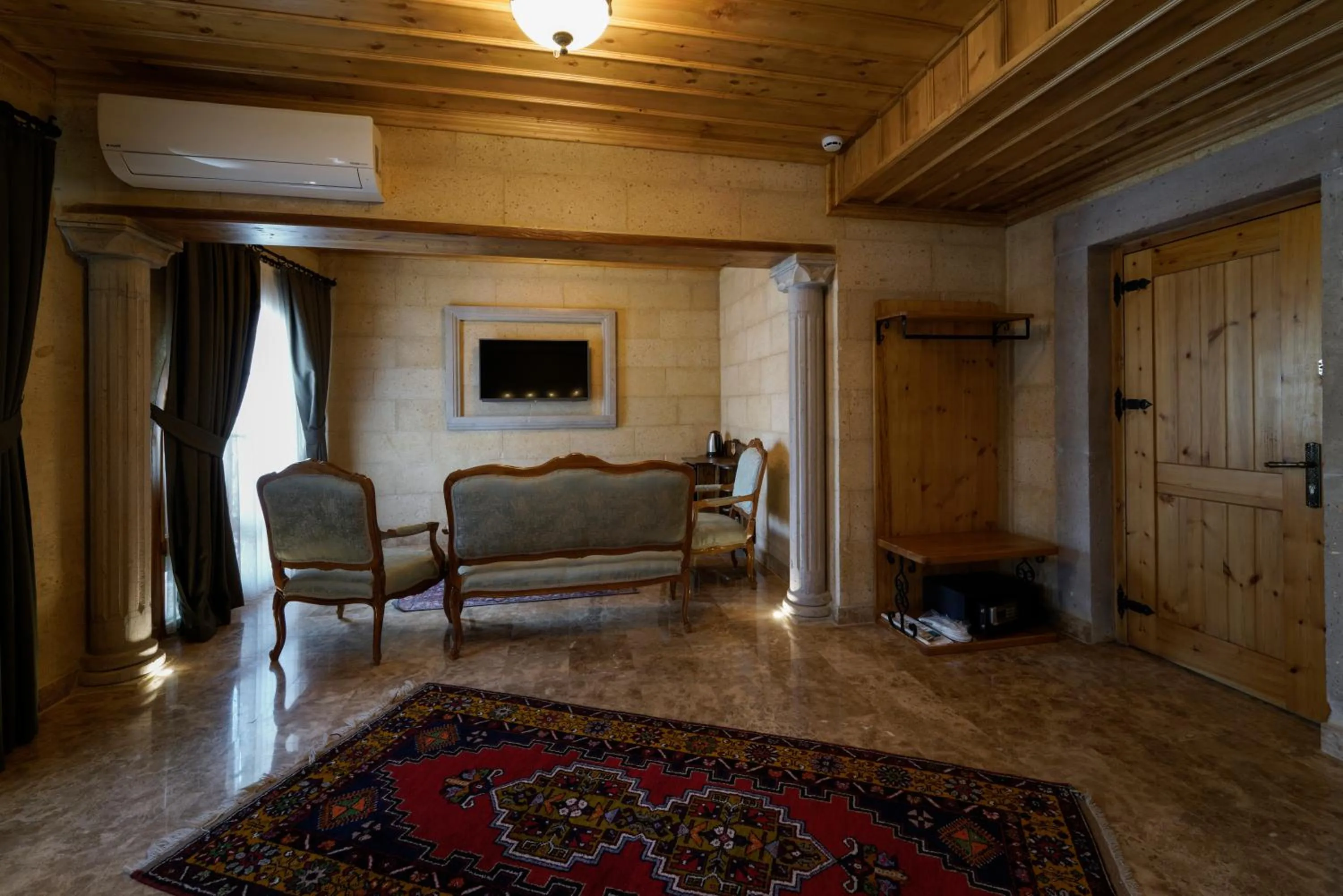 TV and multimedia in Cratus Stone Palace