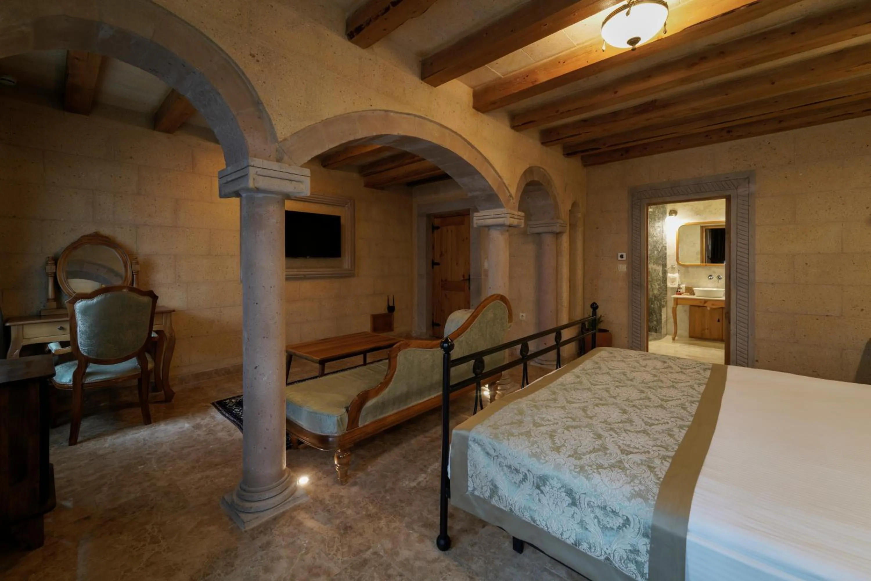 TV and multimedia, Bed in Cratus Stone Palace