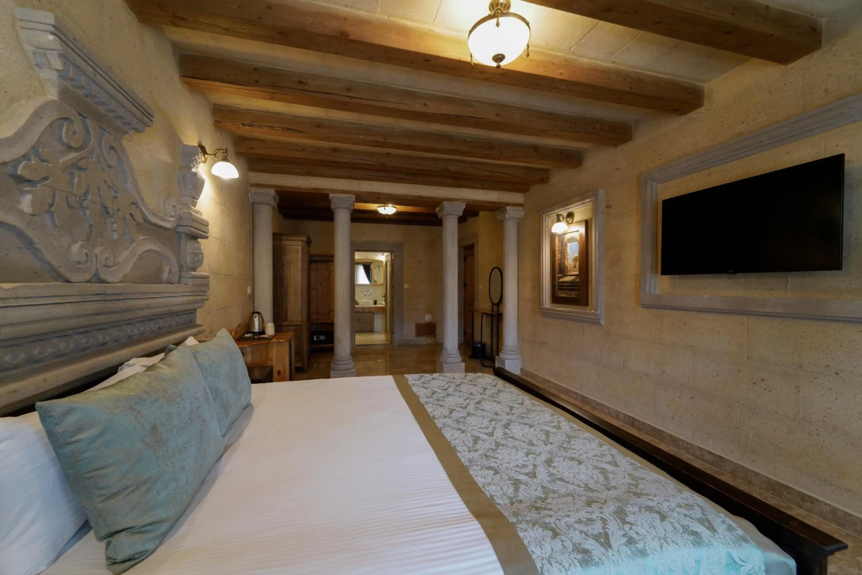 TV and multimedia, Bed in Cratus Stone Palace