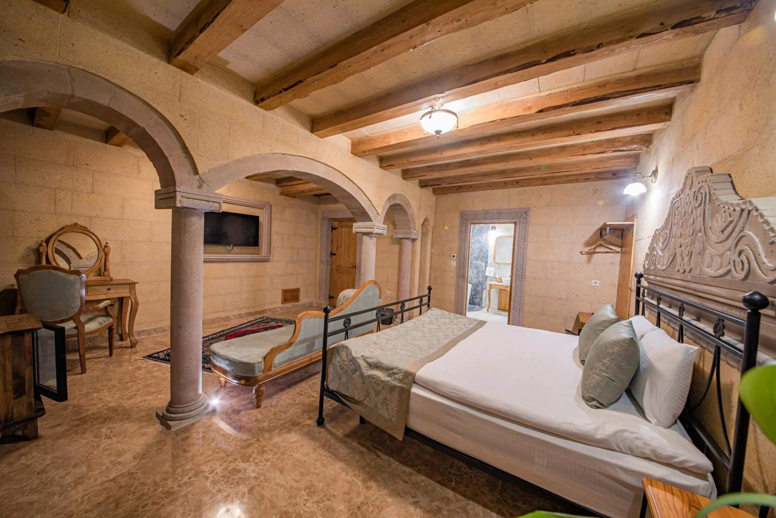 Toilet, Bed in Cratus Stone Palace