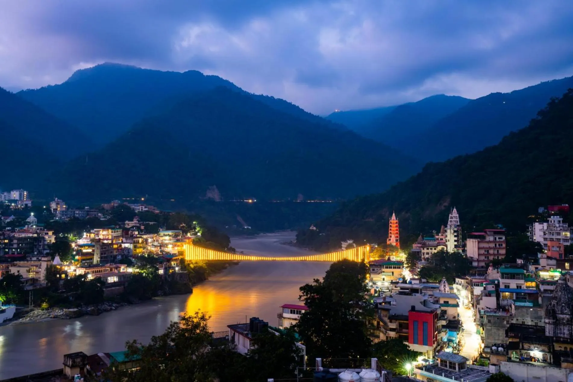 Night in goSTOPS Rishikesh, Lakshman Jhula
