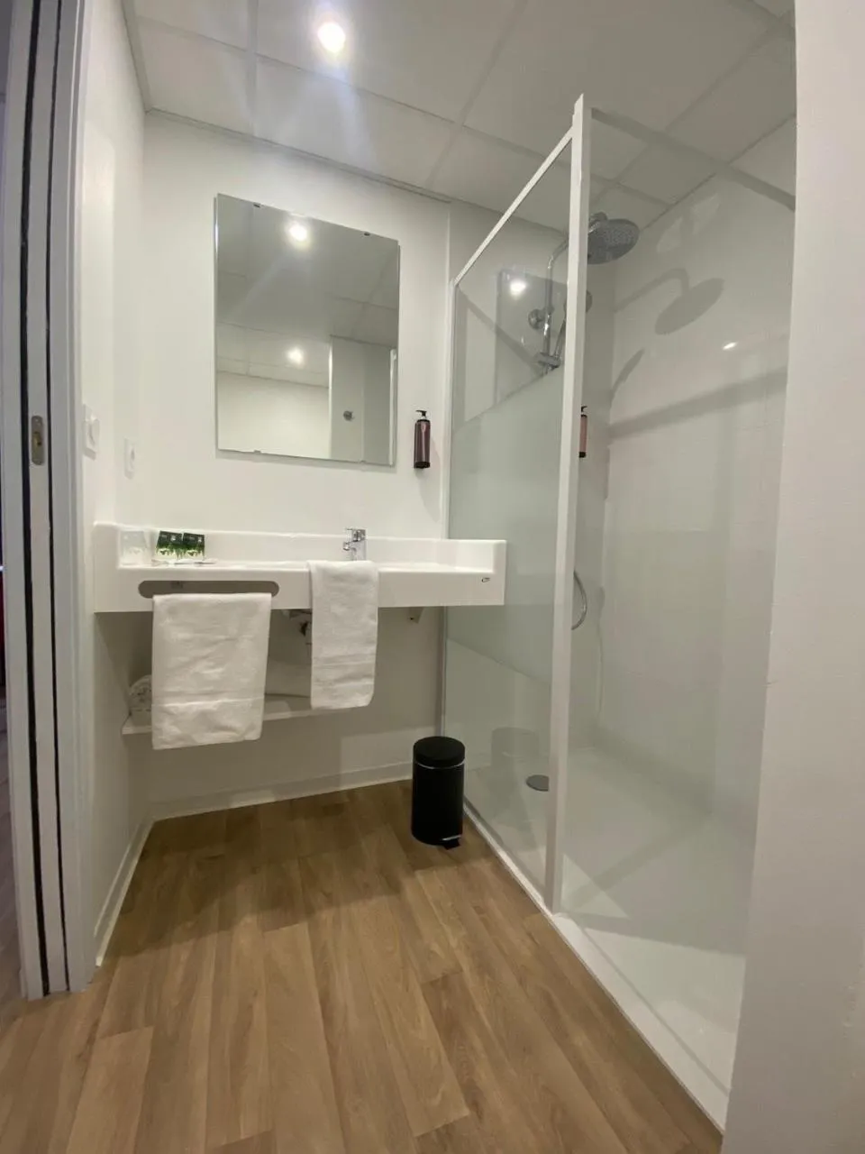 Bathroom in The Originals City, Hôtel Le Relais des Deux Mers, Marmande Sud