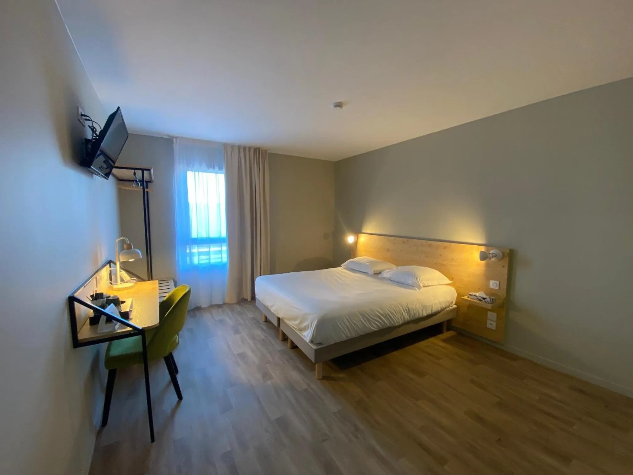 Photo of the whole room, Bed in The Originals City, Hôtel Le Relais des Deux Mers, Marmande Sud