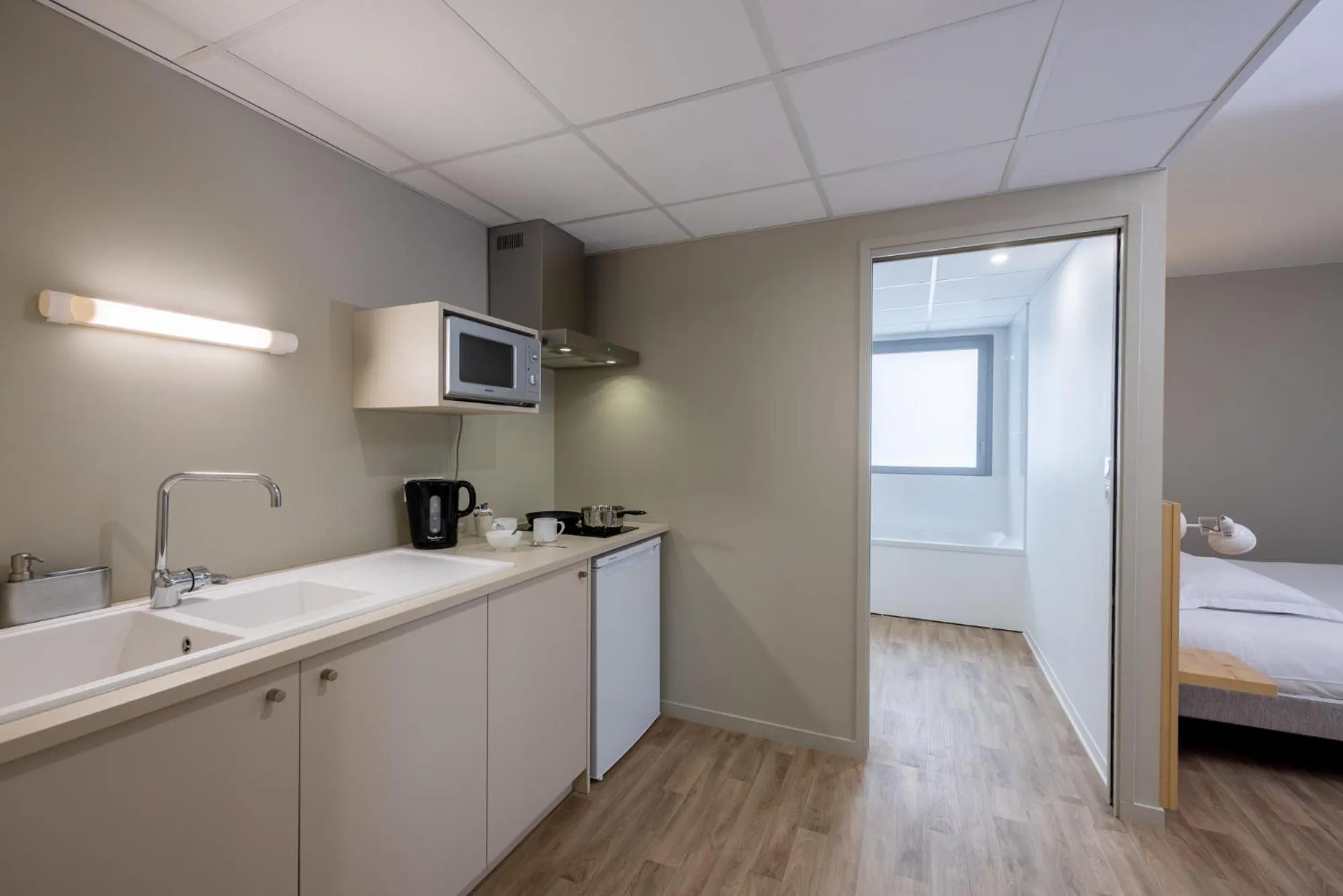 Kitchen or kitchenette, Bed in The Originals City, Hôtel Le Relais des Deux Mers, Marmande Sud