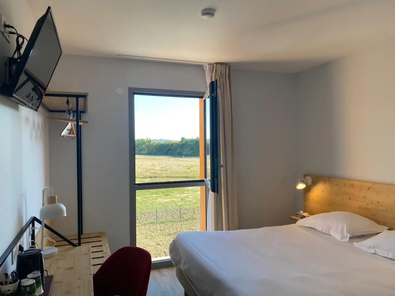 Bedroom, Bed in The Originals City, Hôtel Le Relais des Deux Mers, Marmande Sud
