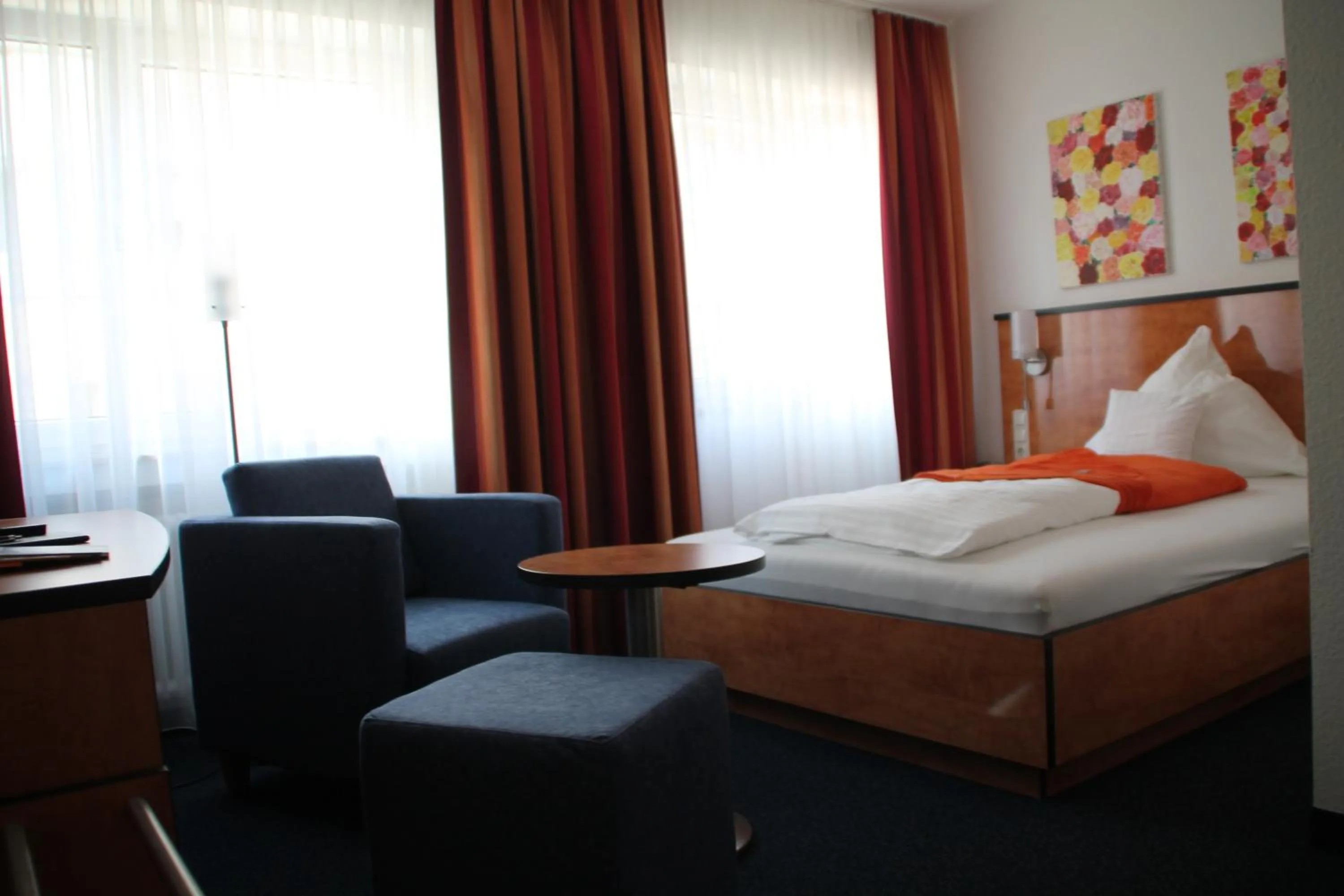 Photo of the whole room, Bed in Trip Inn Hotel Zum Riesen Hanau