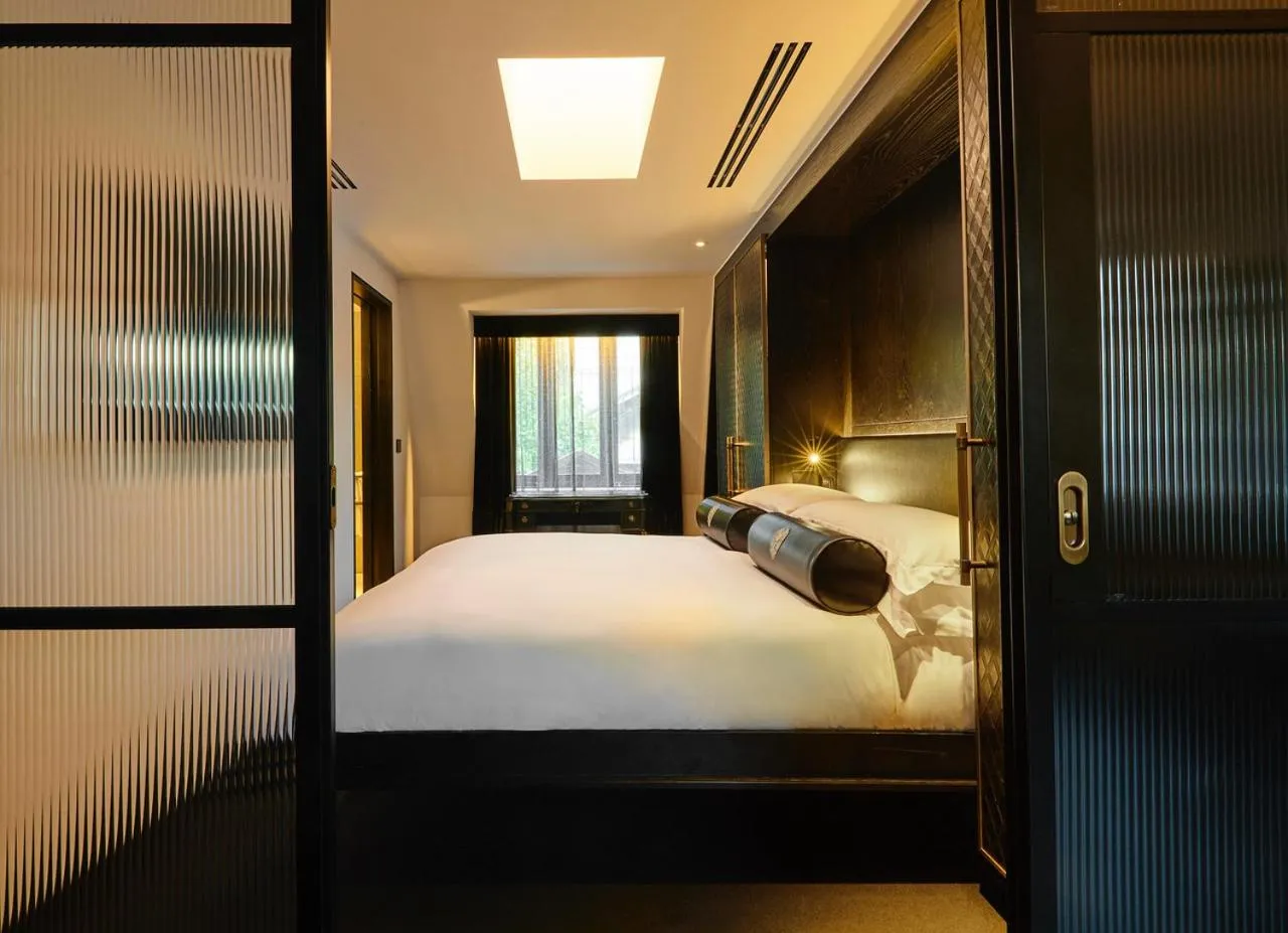 Bedroom, Bed in Chateau Denmark London